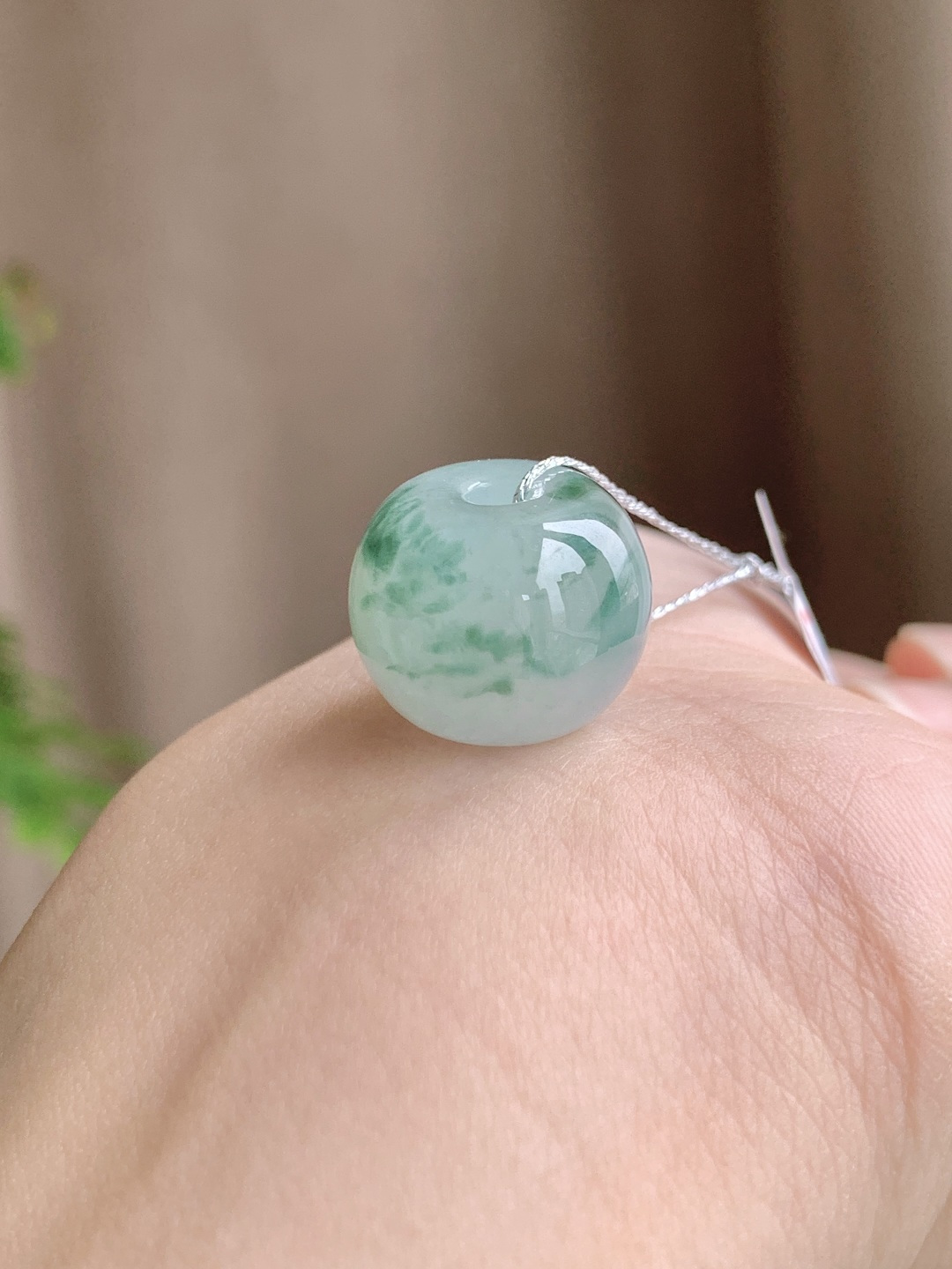 【裸石】冰飘绿花路路通珠子吊坠 【说明】缅甸 性比高 飘花 【尺寸】12.3-15.4 【重量】6克