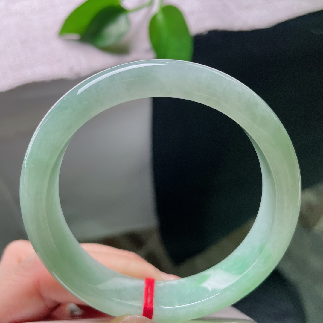 56.6/13.6/8.2，绿底正圈，一点皮纹，种水莹润通透，自带淡淡胶感，经典正圈版型，上手端庄雅致。ss57843a