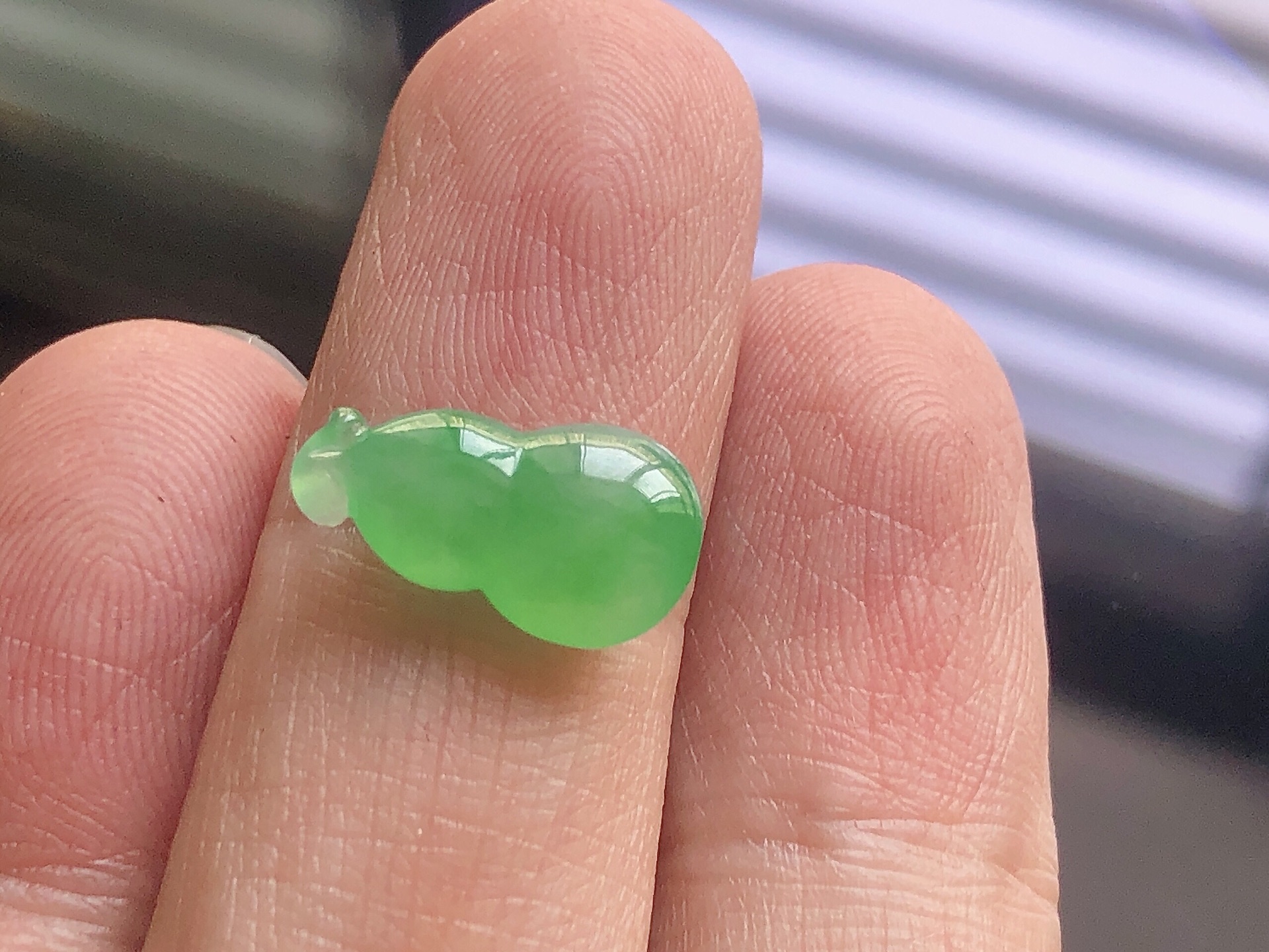 ️ 冰种阳绿葫芦， 色泽艳阳，通透水润，玉质细腻，夺目迷人，镶嵌效果，品相，无裂，尺寸14.5*8.1*5
