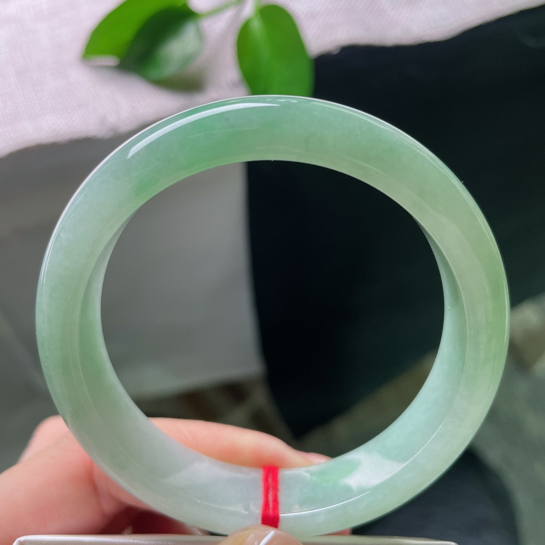 56.6/13.6/8.2，绿底正圈，一点皮纹，种水莹润通透，自带淡淡胶感，经典正圈版型，上手端庄雅