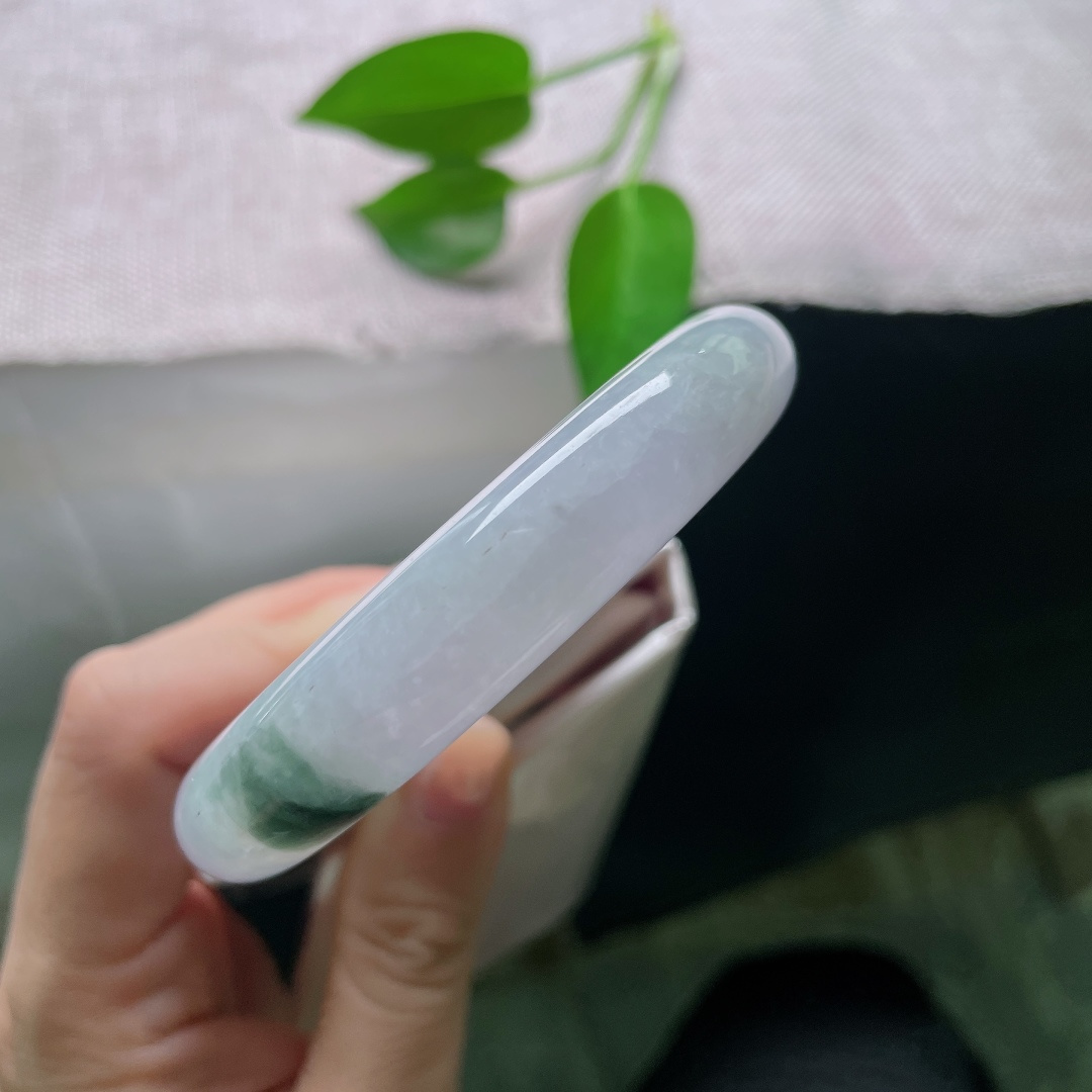 59/12.8/10.2，飘花正圈，皮纹，水润细腻，飘花仿佛在紫底之上缓缓游走，虚实相生，动静之间，尽显飘花翡翠独有的写意韵味。ss59021a