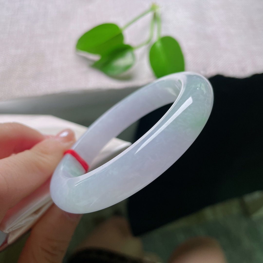 54.9/11.6/8.7，春彩正圈，一点晶体，素白玉底浮点点翠影，绿意灵动含蓄，如春风拂过山野，意境悠然。ss58856a