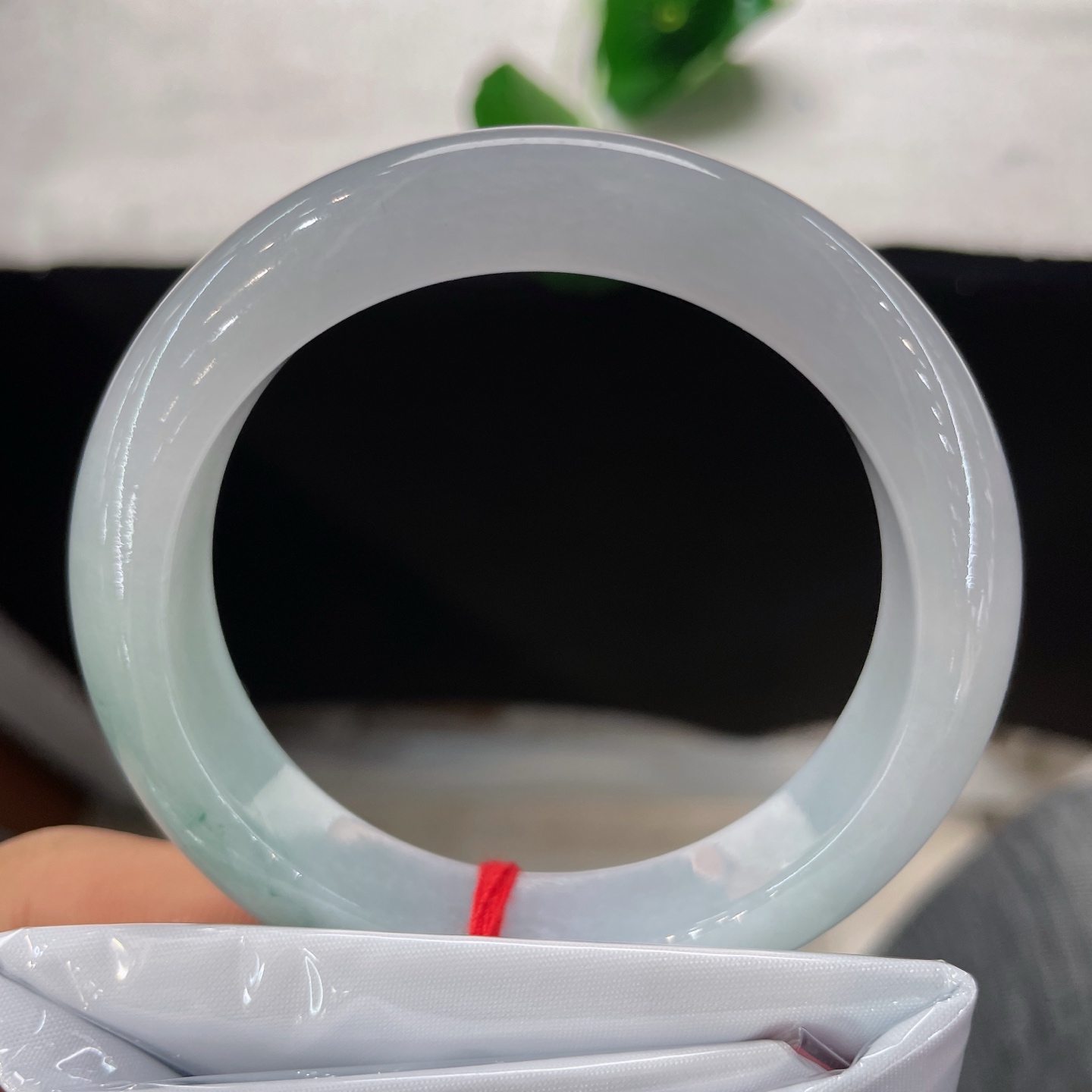 天然翡翠手镯 圈口54.7/12.5/9，飘花正圈，54/55可戴，仿若冰溪映月，淡绿飘花如轻烟漫过。