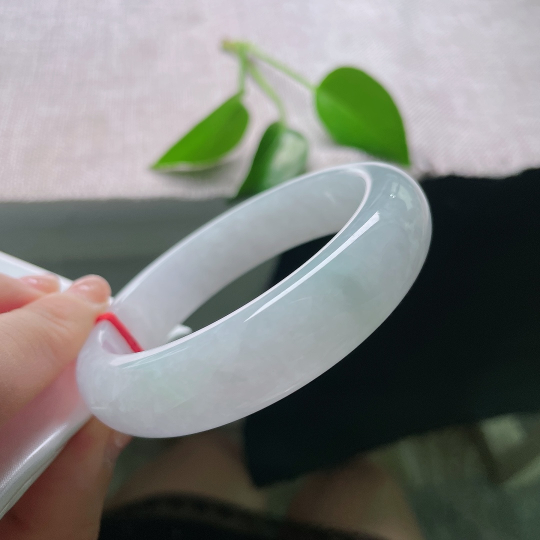 56.9/14.5/8.5，白月光正圈，长纹，种水清爽干净，质感莹润顺滑，经典正圈镯型，上手端庄雅致。ss58780a
