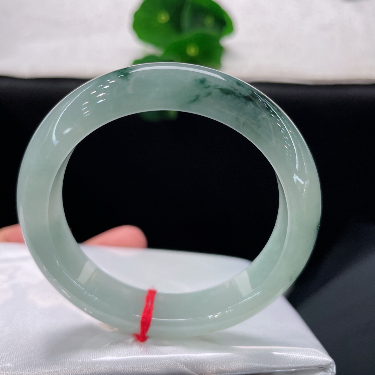 天然翡翠手镯 圈口54.5/12.5/8.5，冰飘花正圈，54/55可戴，玉底凝清露，墨花入玉来。无