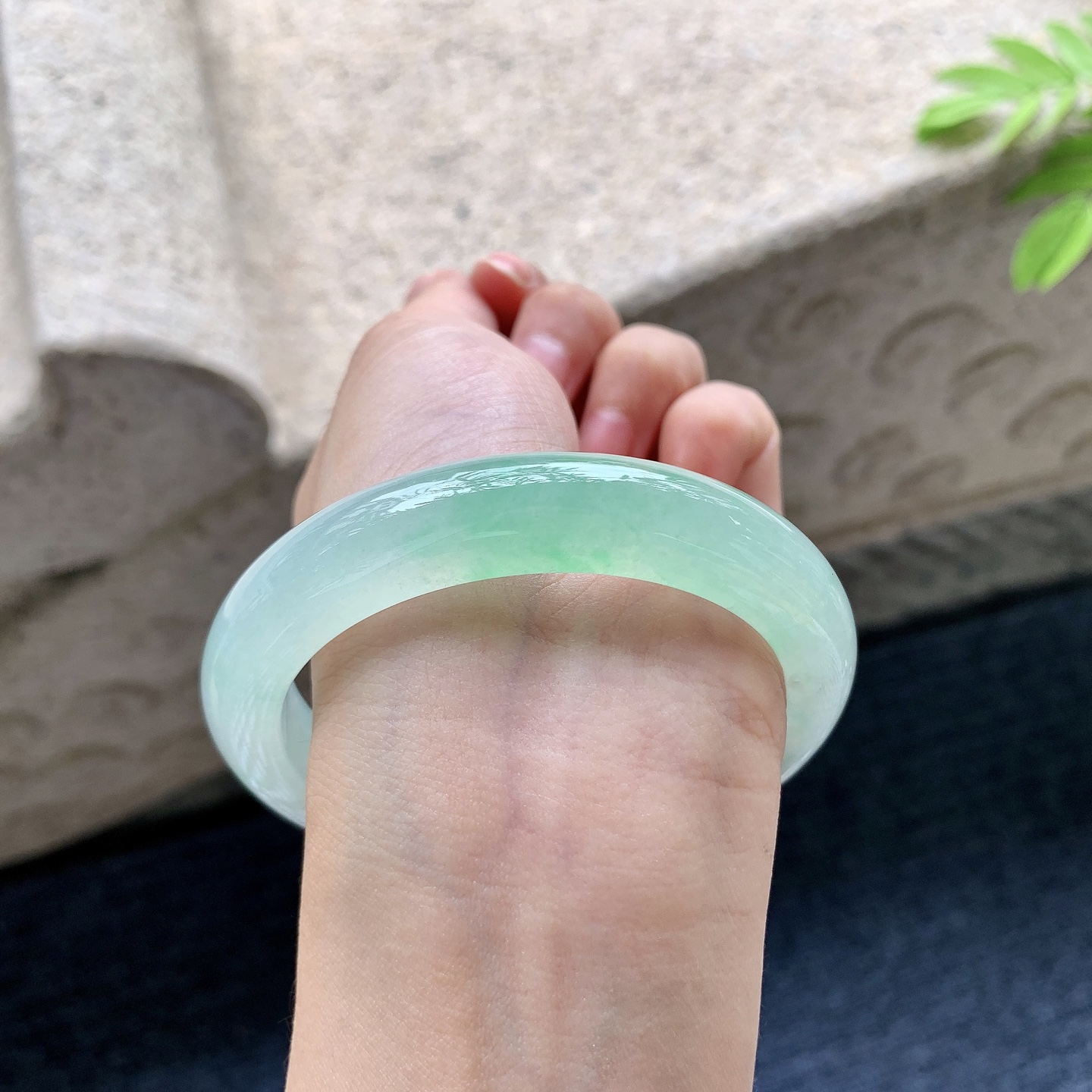正圈58 59 圈口59/12.3/9.2 编码B2090546 糯冰飘绿，水润，种老，细腻，打灯有棉线