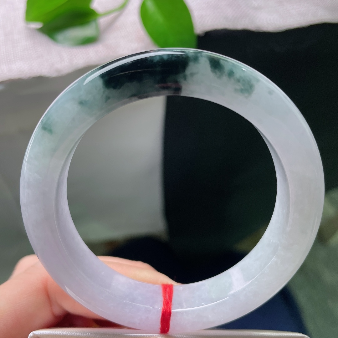 55/12.6/9.6，飘花正圈，一点皮纹，镯身漫染淡淡紫韵，深色飘花肆意挥洒，虚实相生，意境悠远耐