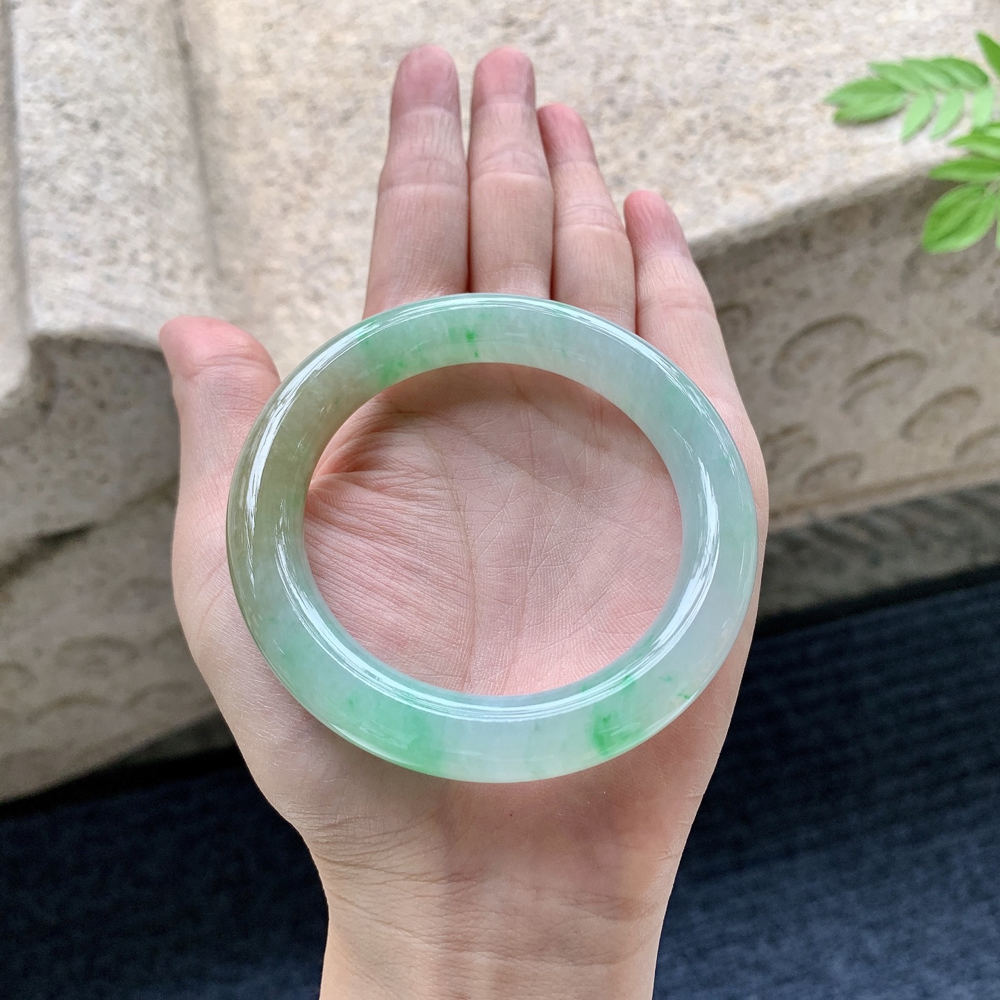 圆条54 55 圈口54/11/10.3 编码W6090721 糯冰黄加绿，水润，种老，细腻，打灯有絮线