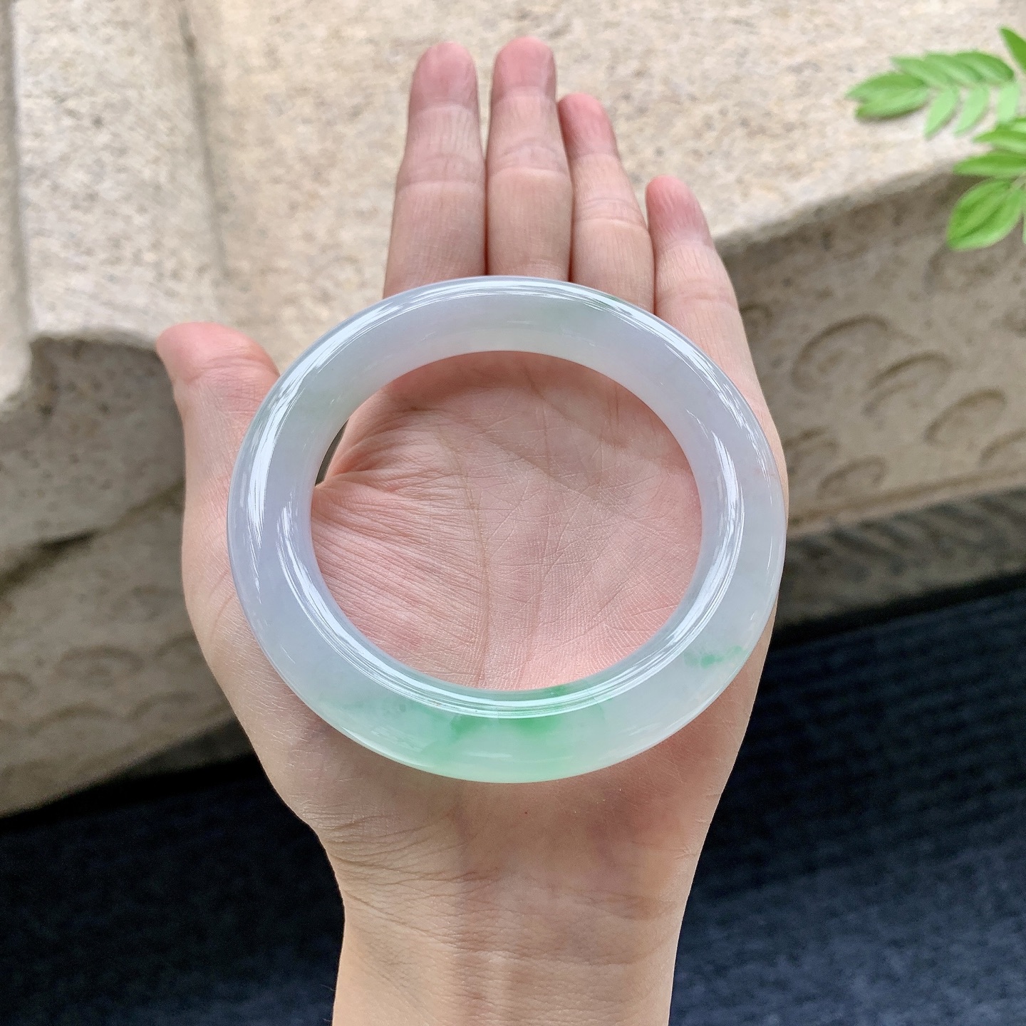 正圈54 55 圈口55.7/11/11.3 编码C5090709 糯冰飘绿，水润，种老，细腻，有纹