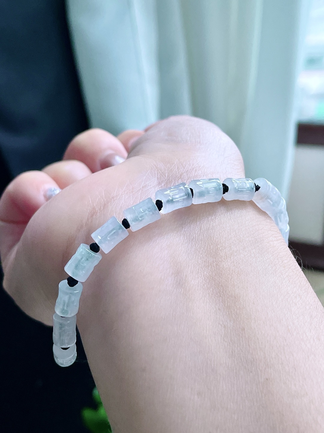 【珠子】糯冰手串仿古桶珠手串 【说明】缅甸 性比高 【尺寸】7.2-5.8mm 【重量】9.6克