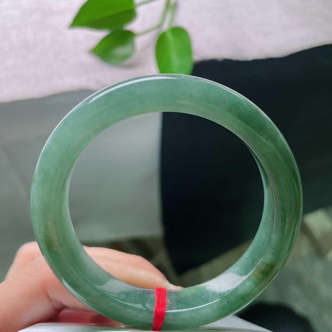54.3/11.6/8.6，油青正圈，无裂，如深山静水凝于玉间，绿调深沉雅致，自带复古低调的韵味。ss59014a