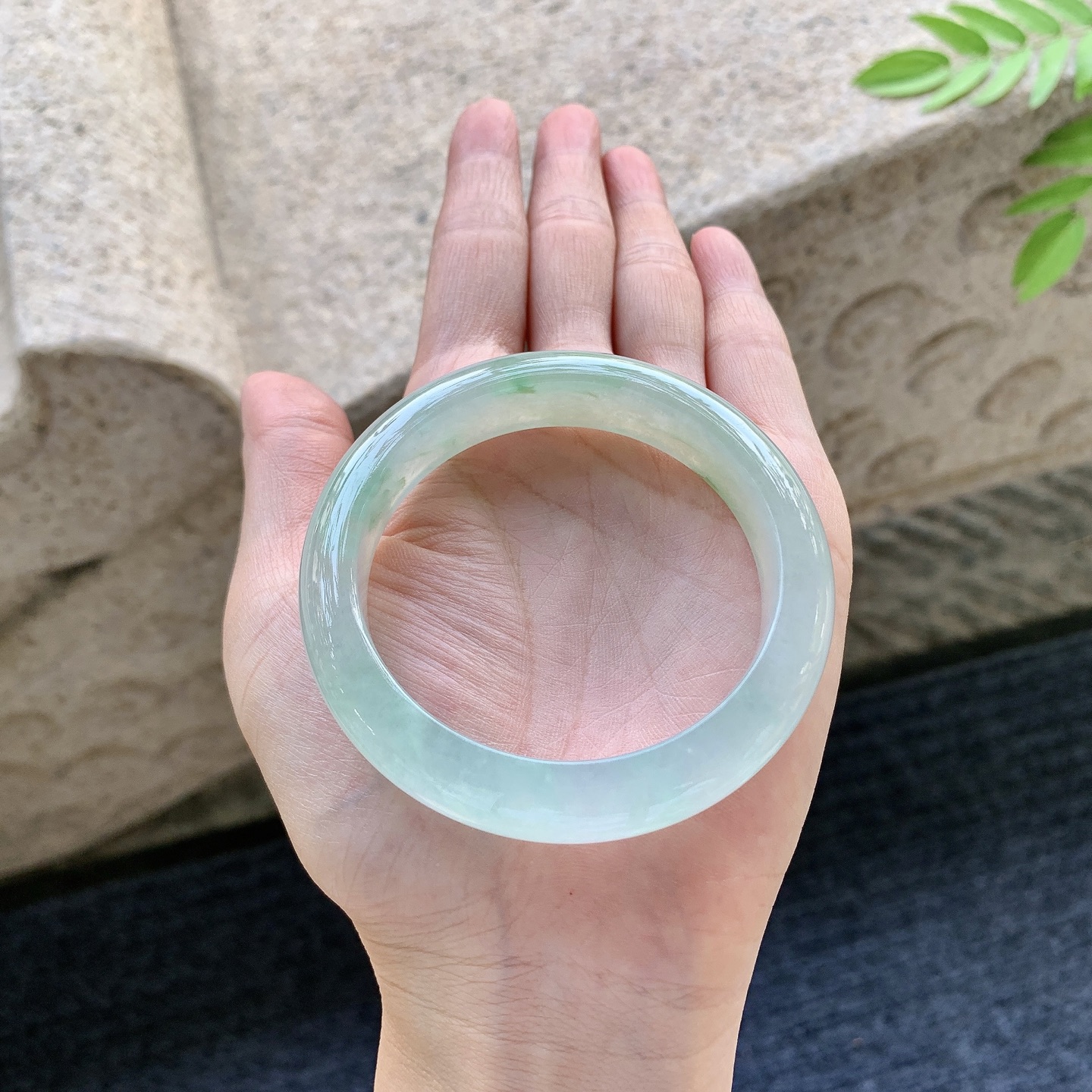 正圈52 53 圈口53/12/8.3 编码B2091523 冰糯飘绿，水润，种老，细腻，打灯有絮线