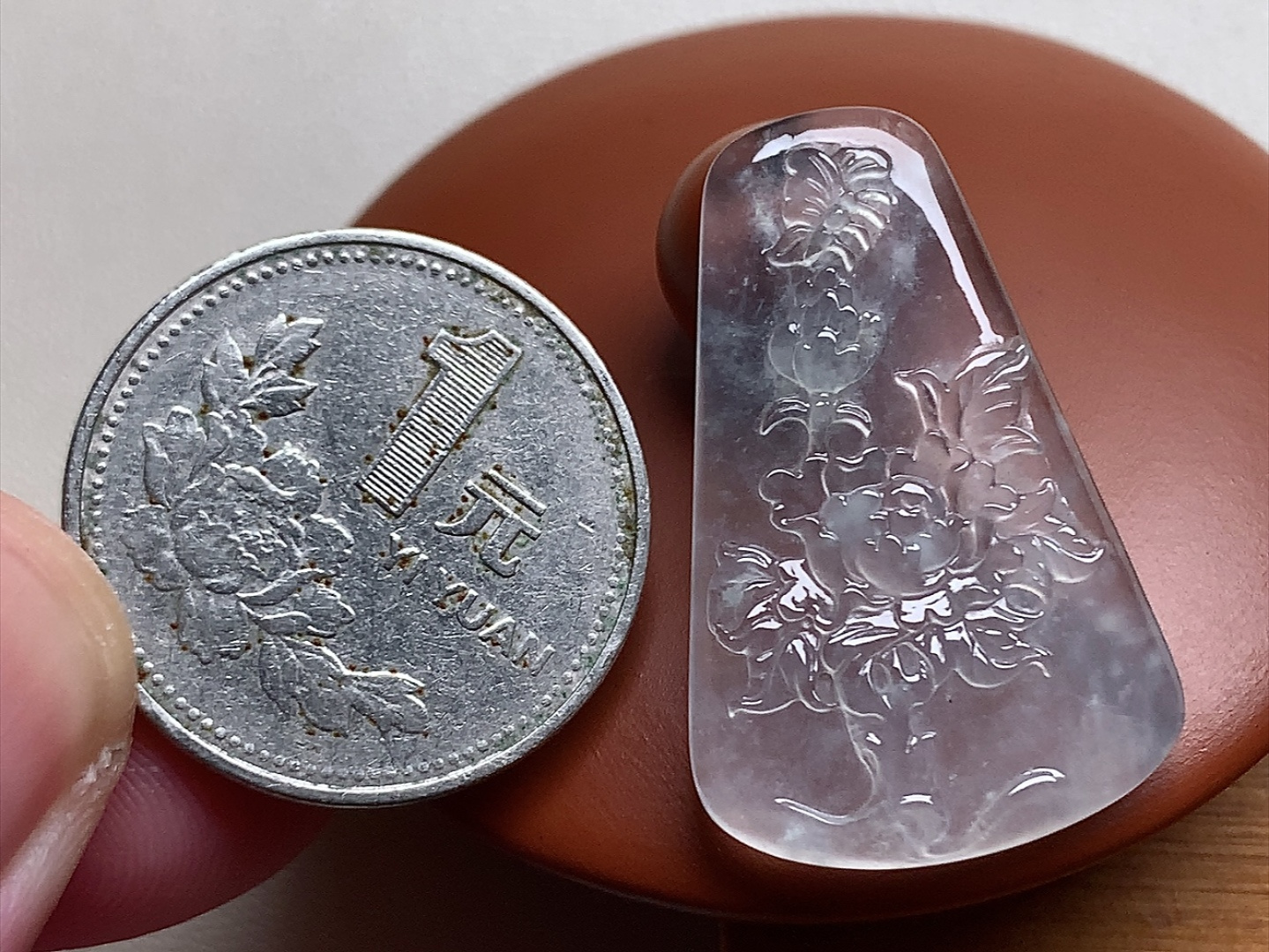 ️ 玻璃种蝶恋花 冰透感十足，雕工细致栩栩如生，无裂尺寸32.4*20.8*4