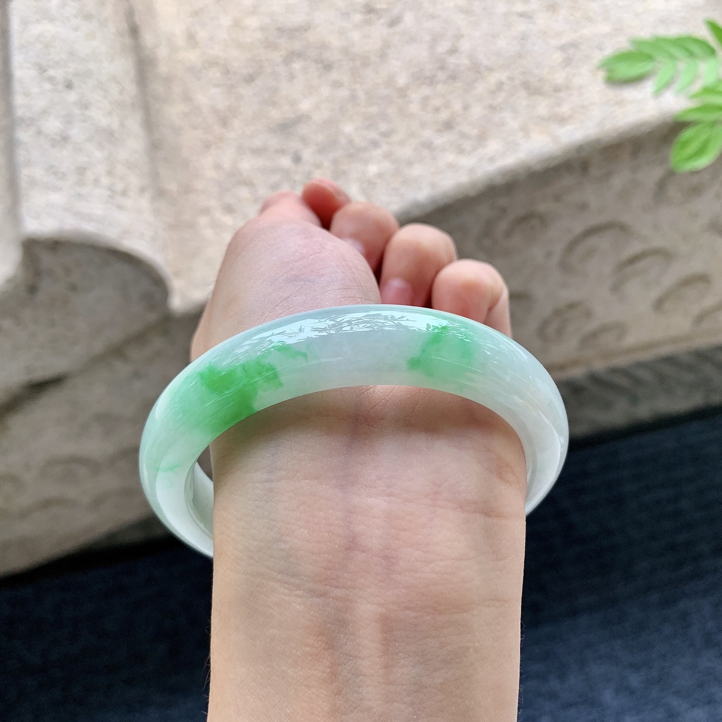 正圈58 59 圈口59.8/12.5/9 编码T1090710 细糯飘绿，水润，种老，细腻，打灯有棉线