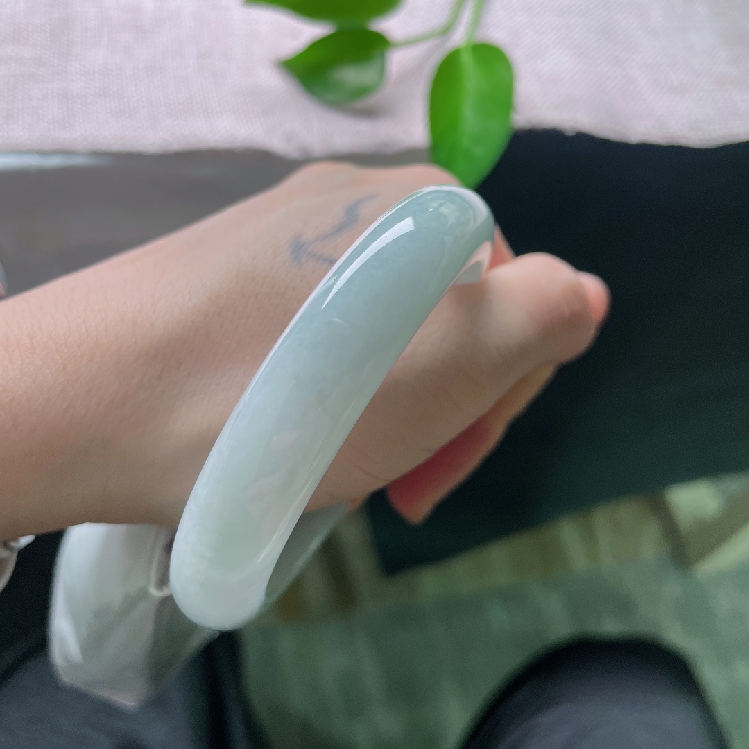 58.4/13/8.7，蓝底正圈，一点皮纹，种水清爽干净，玉光淡雅内敛，经典正圈版型，上手温婉端庄大气。ss59011a