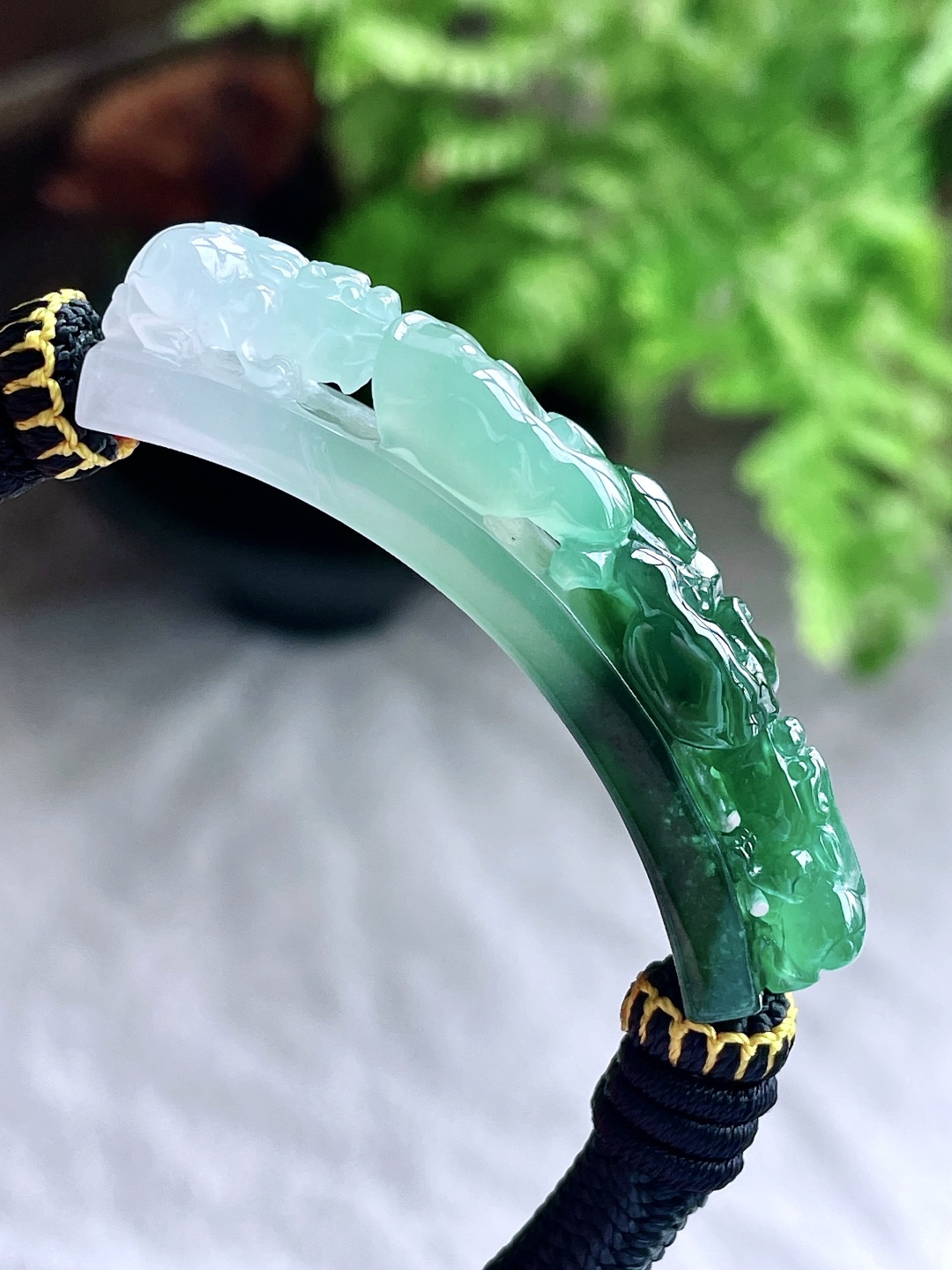 【裸石】冰种飘花双貔貅手牌 【说明】缅甸  性比高 超厚 【尺寸】53.5-12.4-10.9 【重量】30.5克