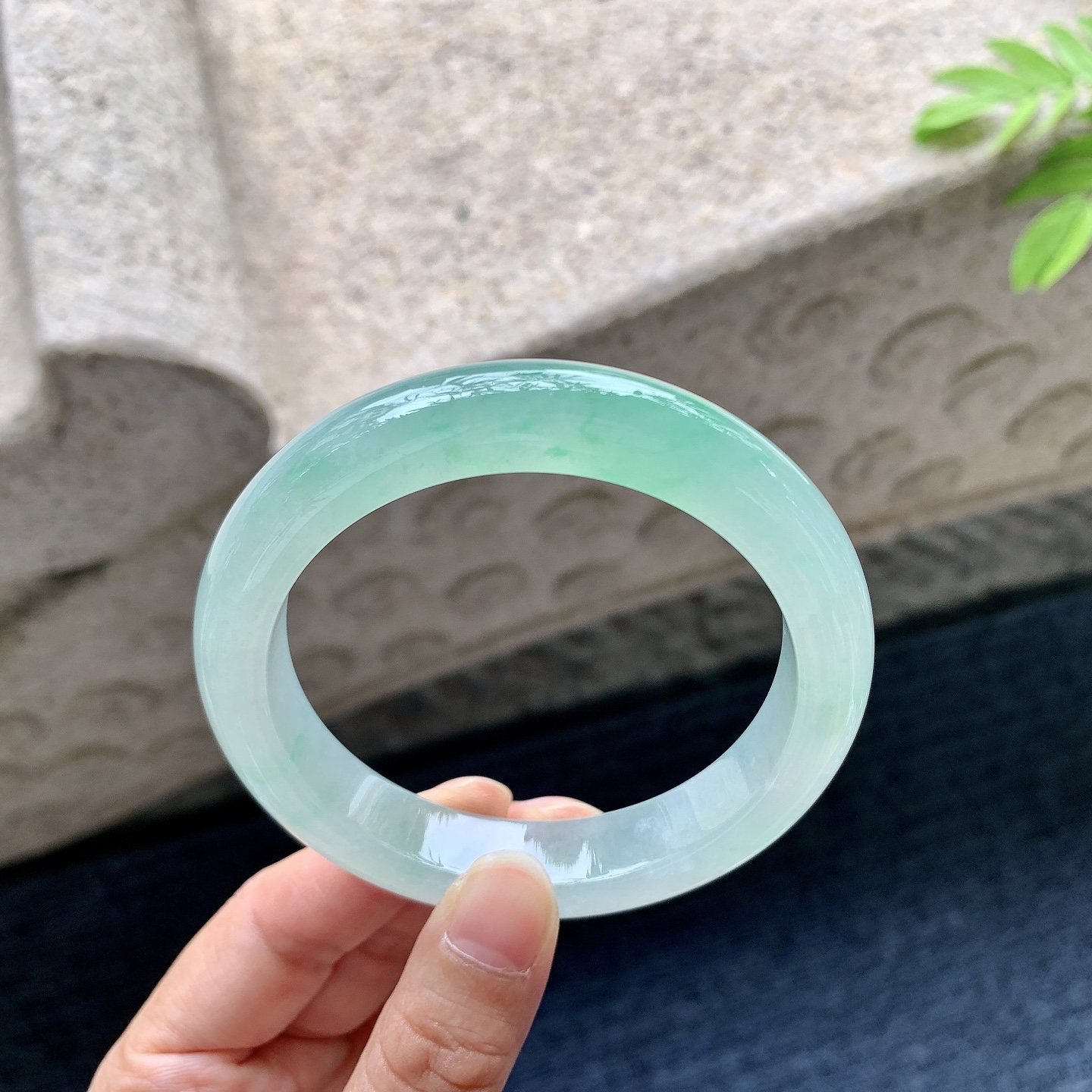 正圈58 59 圈口59/12.3/9.2 编码B2090546 糯冰飘绿，水润，种老，细腻，打灯有棉线