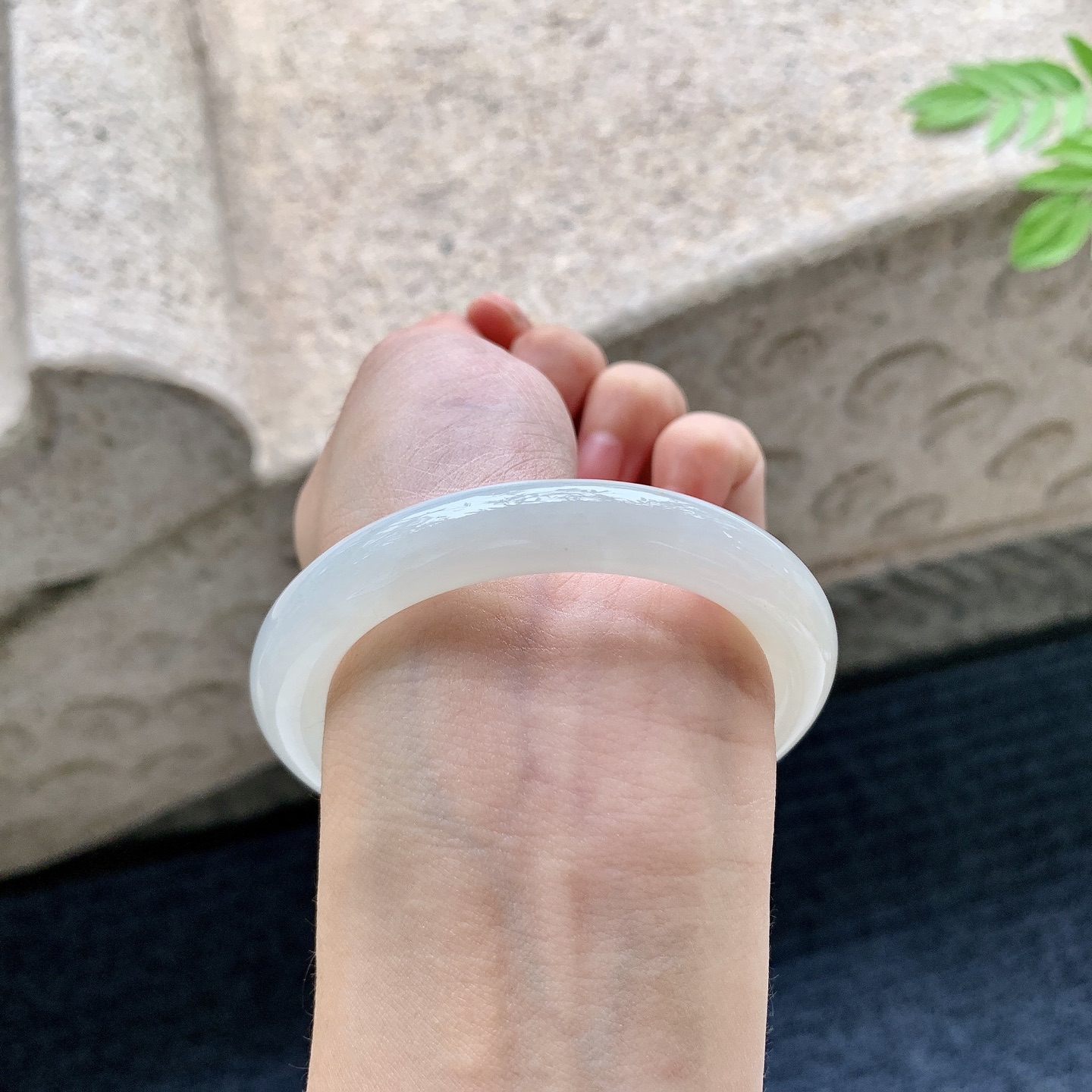 圆条51 52 圈口52.2/9.5/9.4 编码B2090716 细糯底色，水润，种老，细腻，有纹线