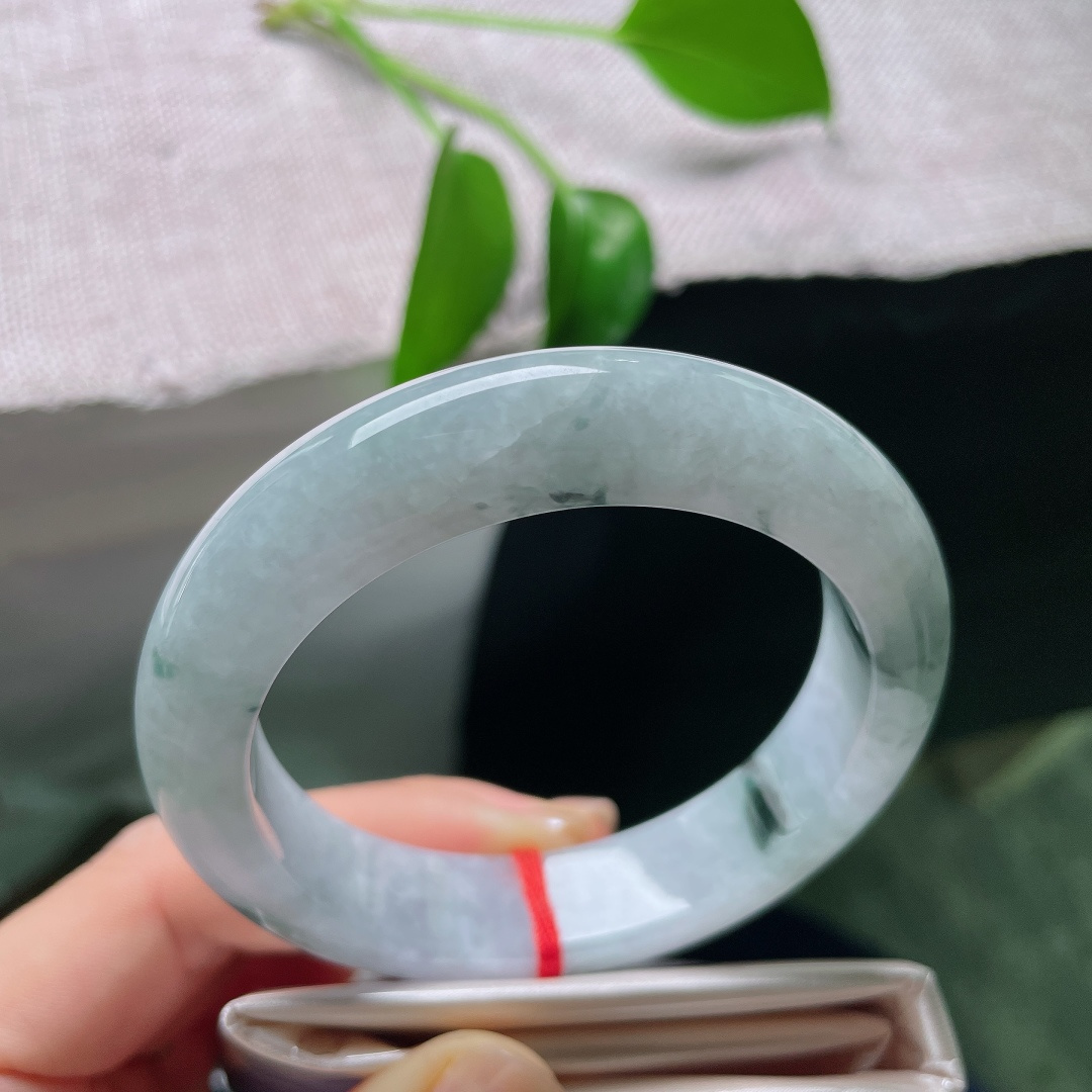 55/13.1/9.3，飘花正圈，一点皮纹，春韵凝于玉镯之上，紫调柔和，飘花洒脱，不用雕琢自成一幅画卷。ss59032a