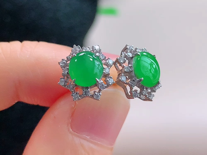 ️ 18K金伴钻绿蛋耳钉，无裂，尺寸取一6.3-5.8-2.0mm，包A附证书