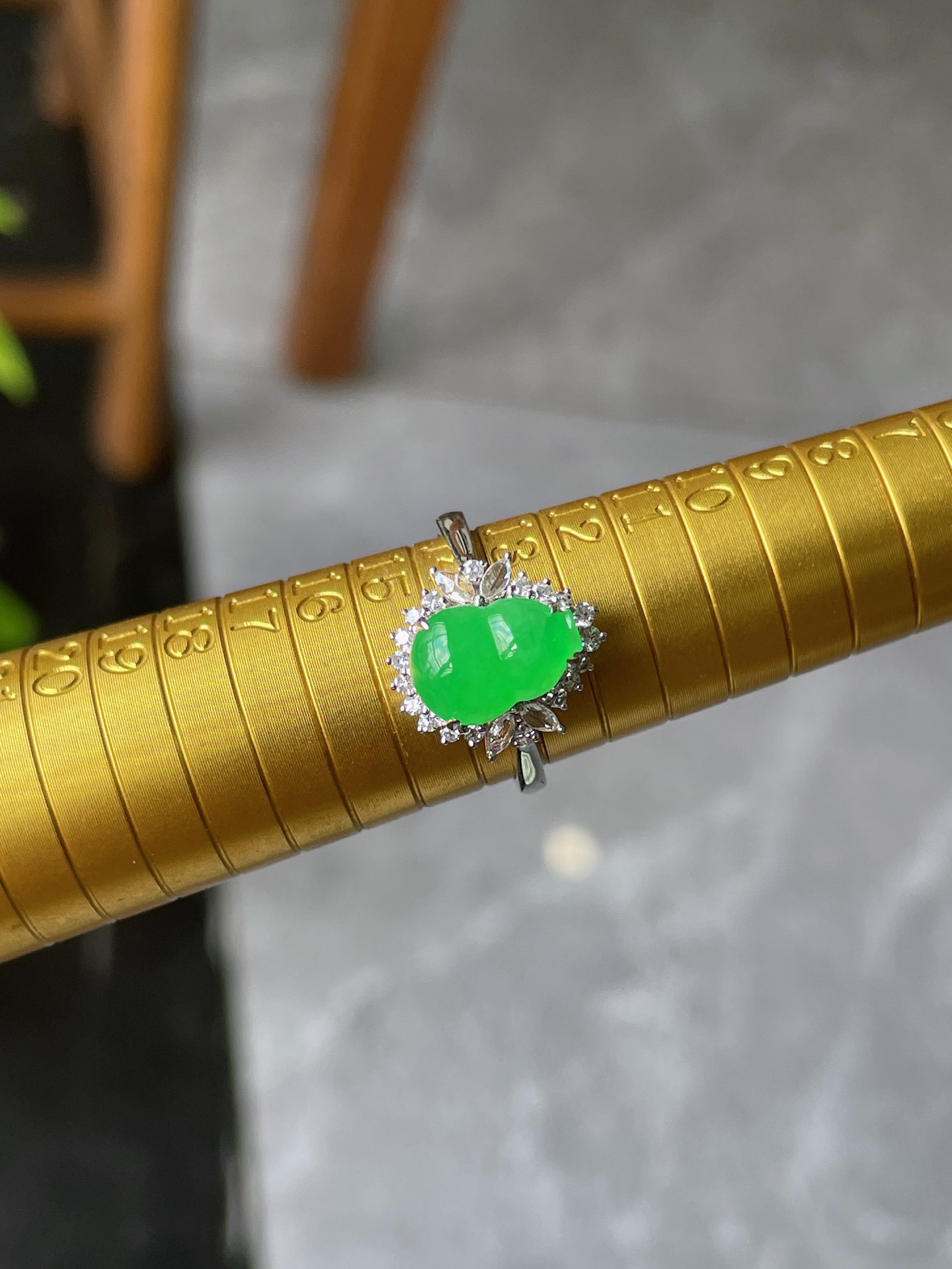 18k金钻豪镶冰阳绿葫芦戒指, 裸石10.5-7.5-3mm S16