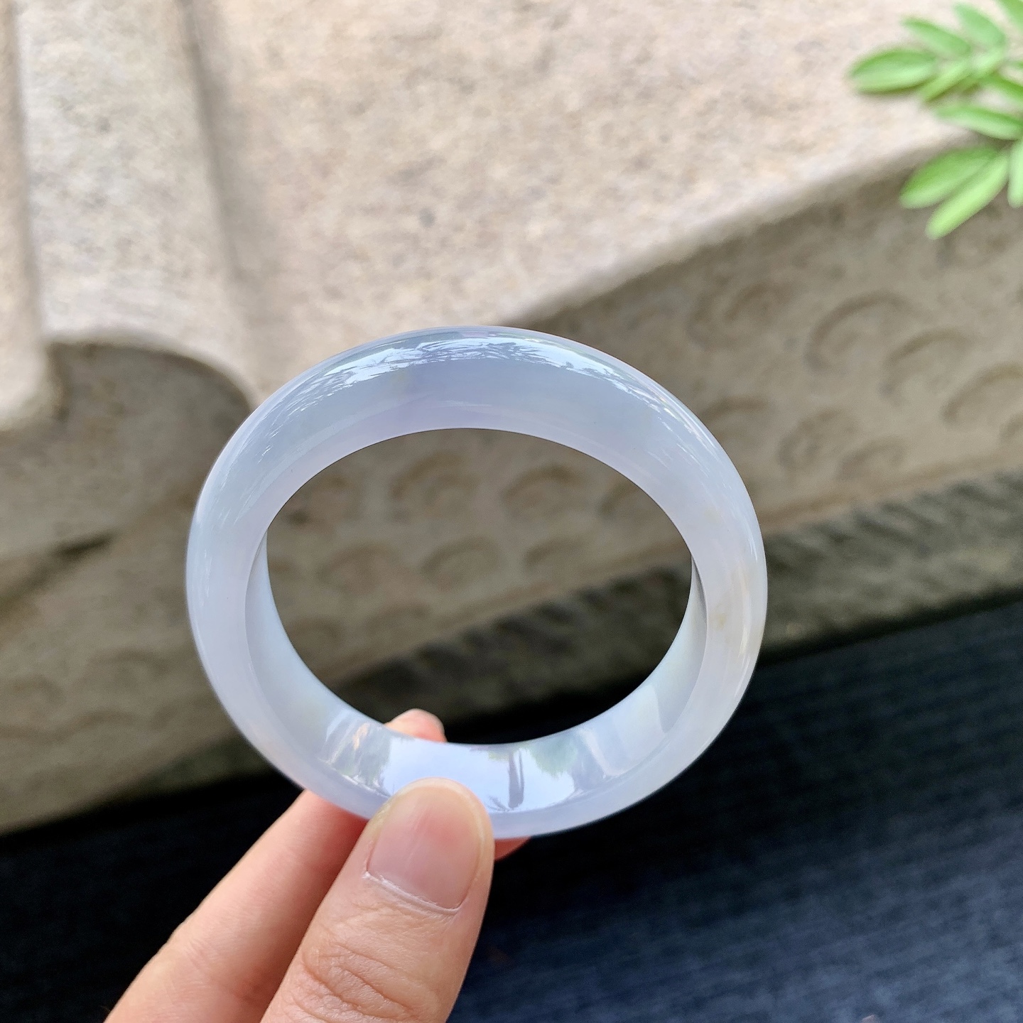 贵妃54 55 圈口55.5/50/12.5/7.5 编码Q5090915 飘黄翡，水润，种老，细腻，打灯有棉线