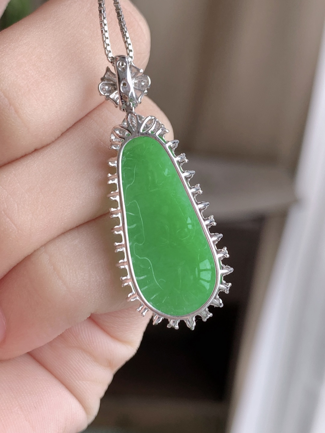 【镶嵌】冰阳绿豆子满绿福豆吊坠 【说明】缅甸 18k金镶嵌 无裂 性比高 满色 【整体】38.6-15.3-11.8 【裸石】26.7-12.8-5.4 【重量】5.1克