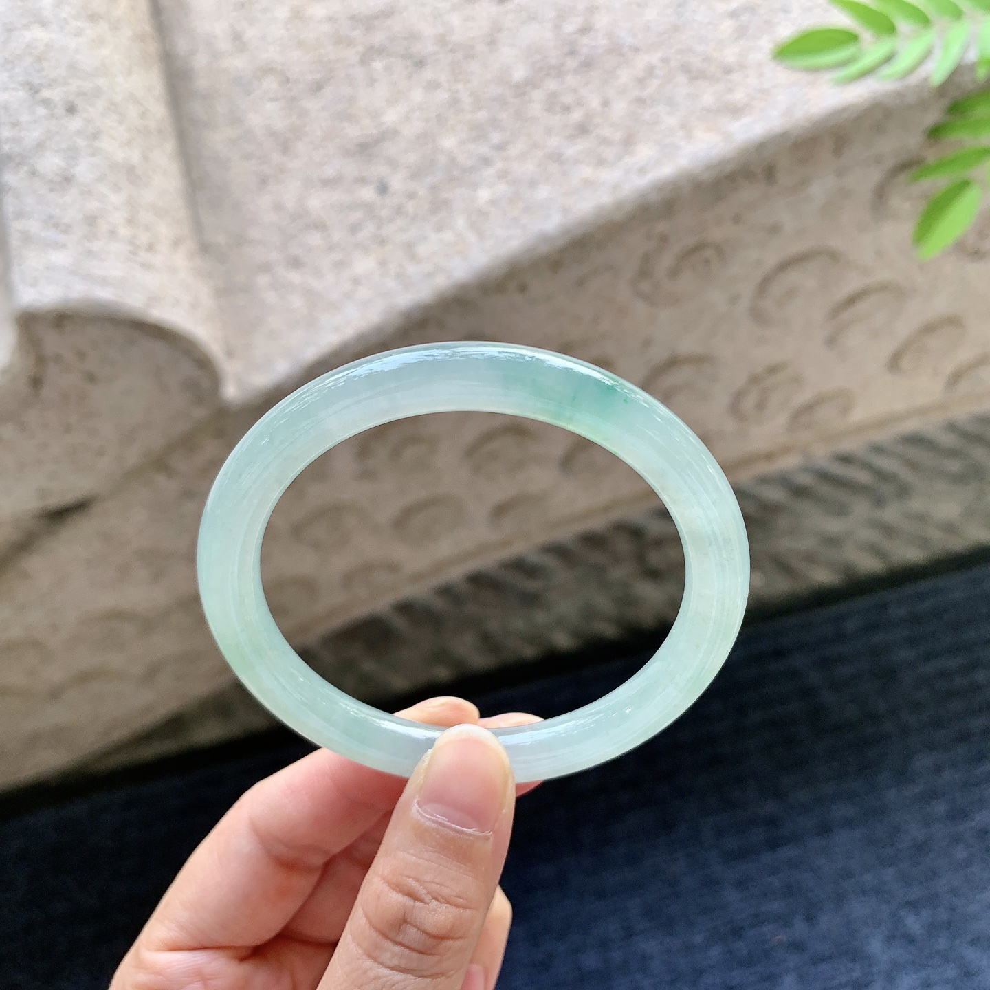 圆条54 55 圈口55.3/7.6/7.6 编码AD091518 糯冰飘绿，水润，种老，细腻，打灯有纹线