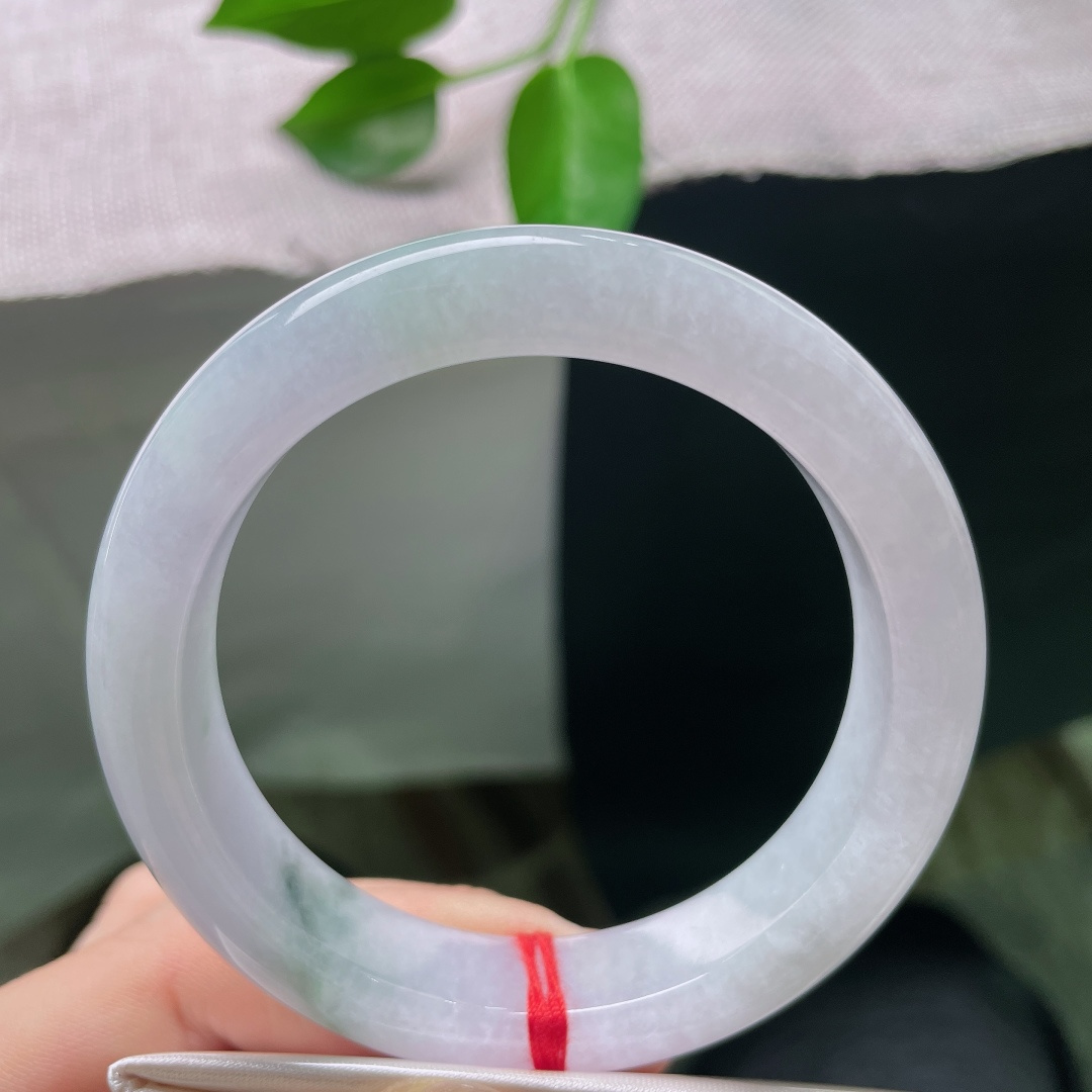 55/12.5/9.1，飘花正圈，皮纹，既有紫罗兰的贵气雅致，又有飘花的灵动洒脱，一镯兼得两种不一样的玉石韵味。ss59022a
