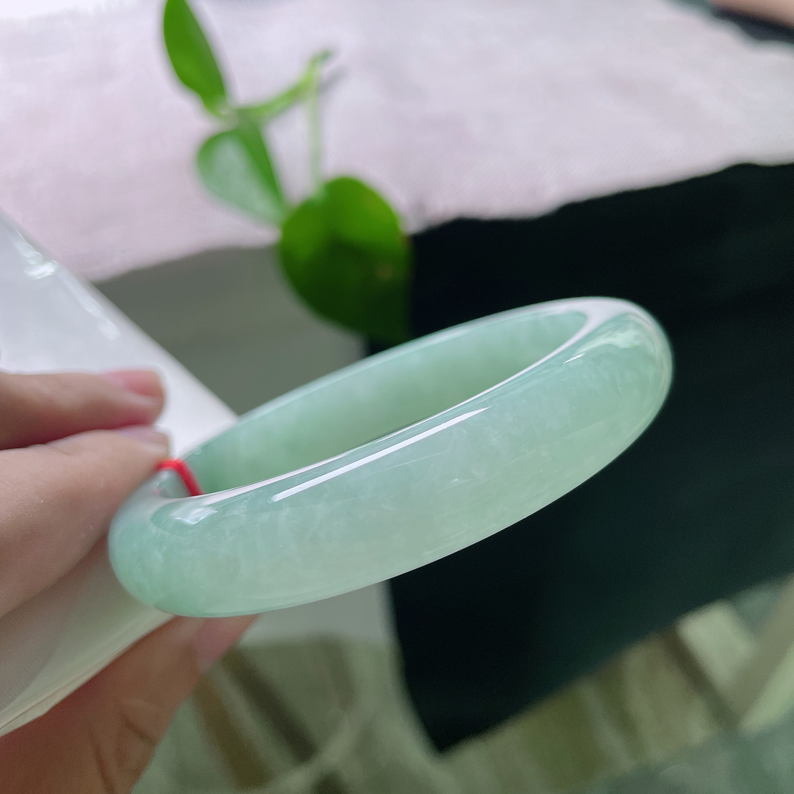 秒杀，57.8/12.9/8.6，绿底正圈，无裂，简约素圈款式，干净素雅，褪去浮华，举手投足清爽舒适，尽显温柔温婉的气质。ss56401a