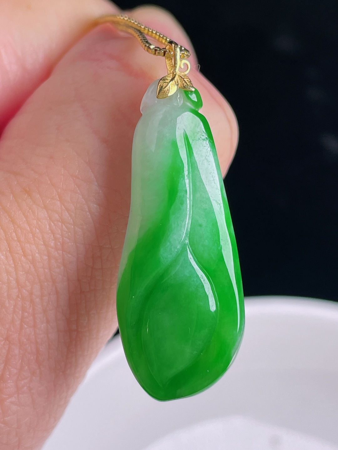 辣绿玉兰花，18k镶嵌，老种起光，细底通透，尺寸：37裸石33.4/13/6.6mm0914