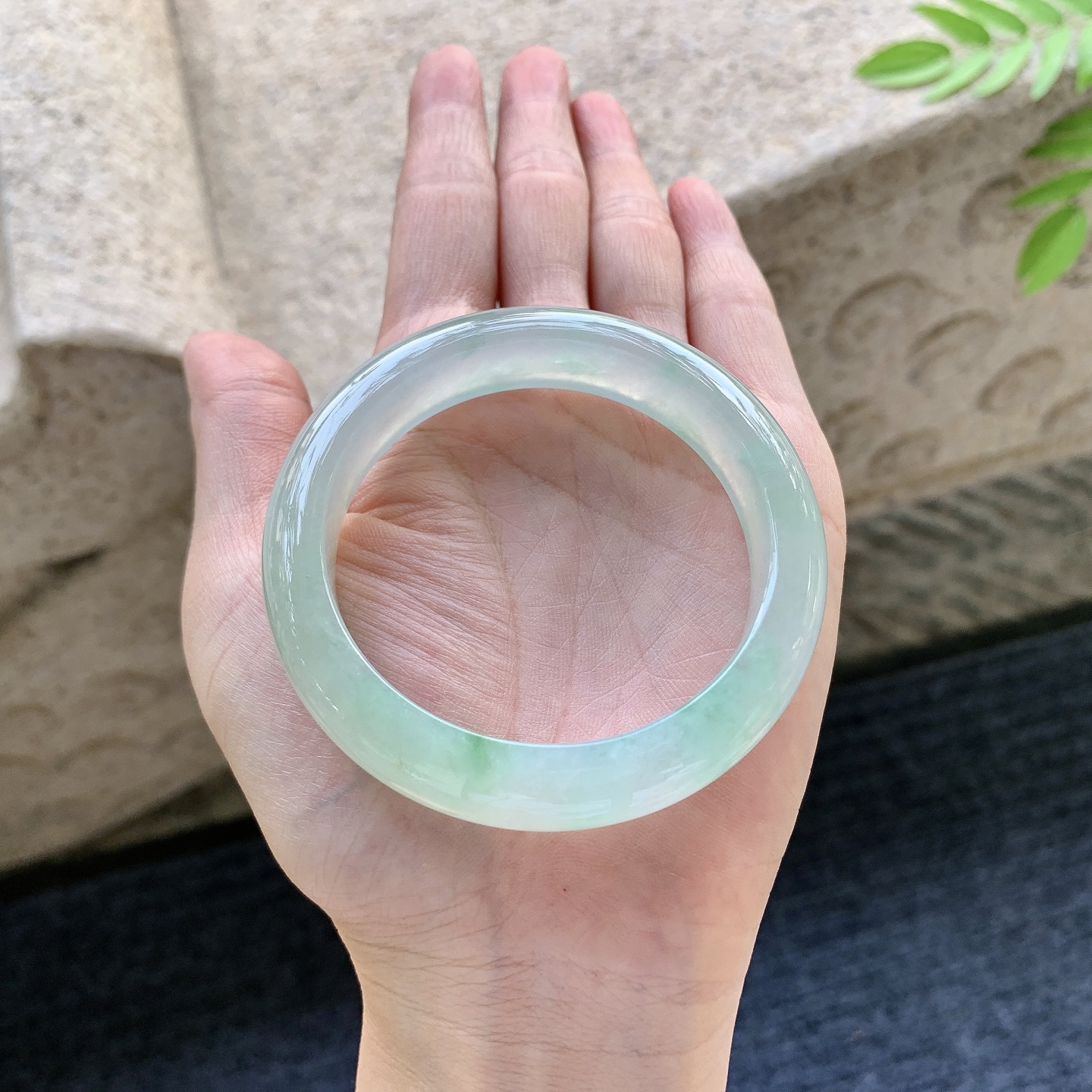 正圈52 53 圈口53/12/8.3 编码B2091523 冰糯飘绿，水润，种老，细腻，打灯有絮线