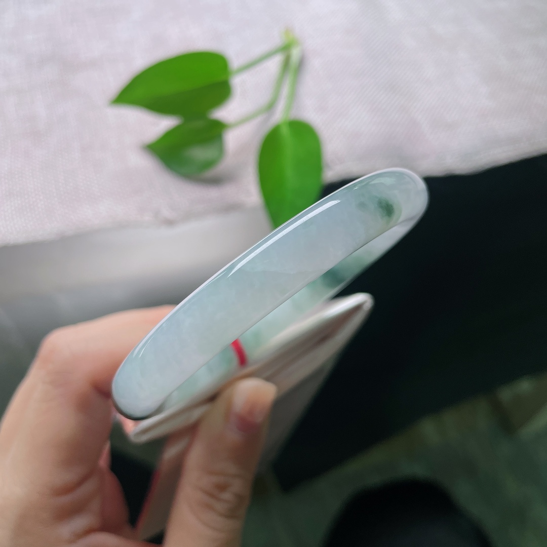 59.1/9.7，飘花圆条，皮纹，温润细腻，底子柔和，几抹水墨花随性洒脱，成熟女士佩戴，彰显温婉端庄，ss59019a
