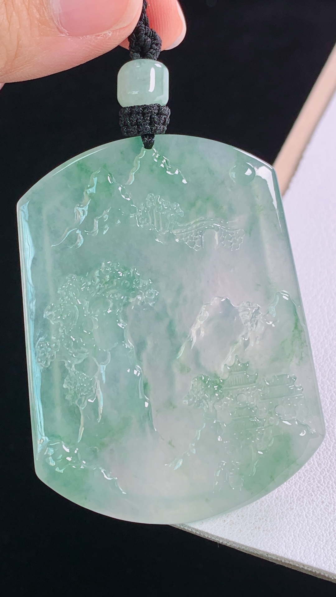 ️冰飘绿山水牌 清透细腻，雕工精湛，无裂 尺寸:56.0-42.8-5.2mm 12