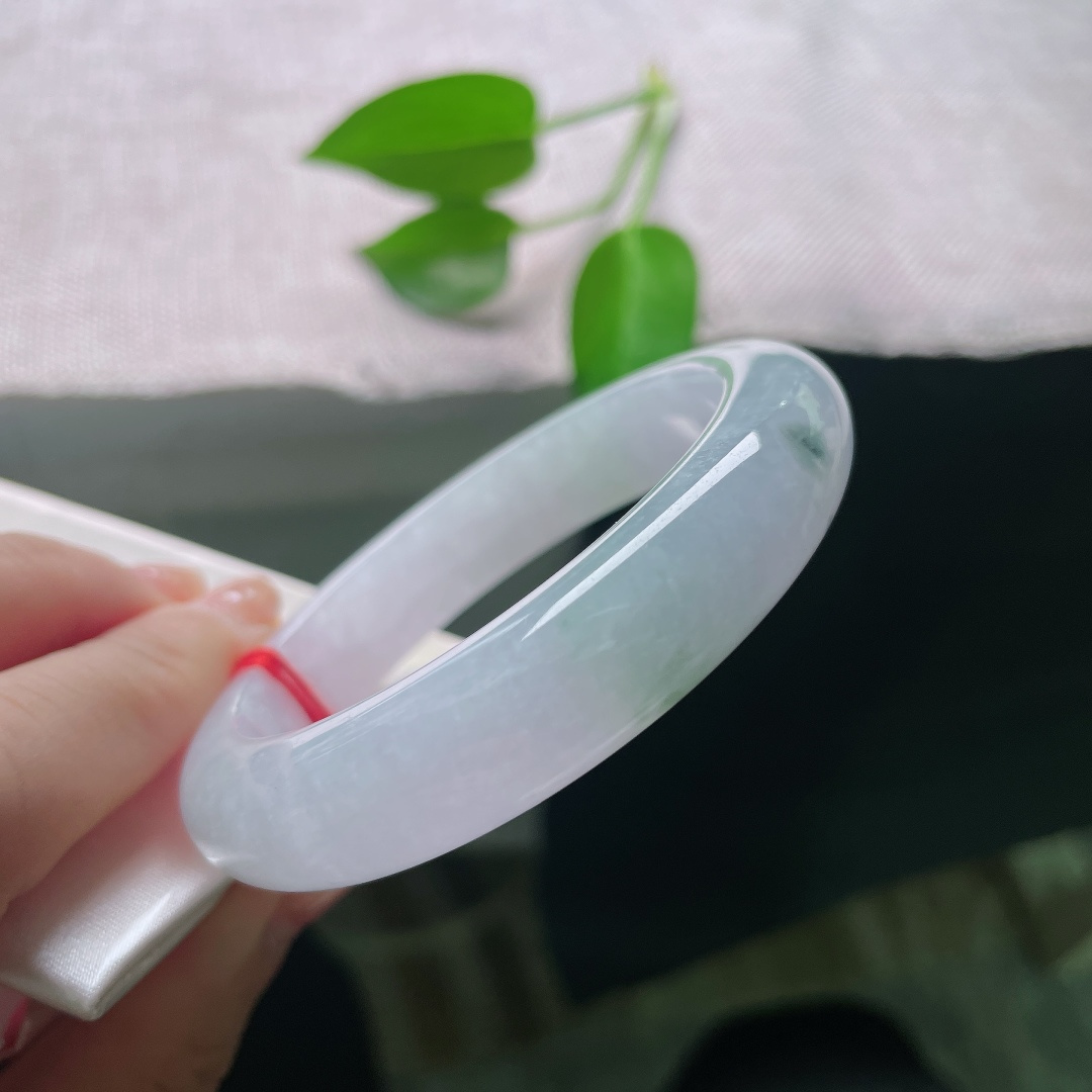55/12.5/9.1，飘花正圈，皮纹，既有紫罗兰的贵气雅致，又有飘花的灵动洒脱，一镯兼得两种不一样的玉石韵味。ss59022a
