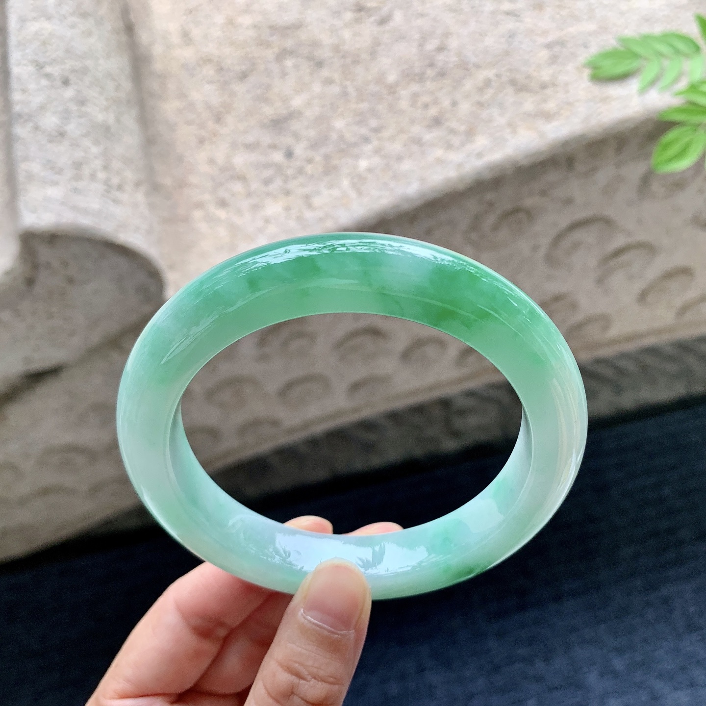 正圈62 63 圈口63.4/12.4/10.4 编码T1090711 细糯飘绿，水润，种老，细腻，有纹线