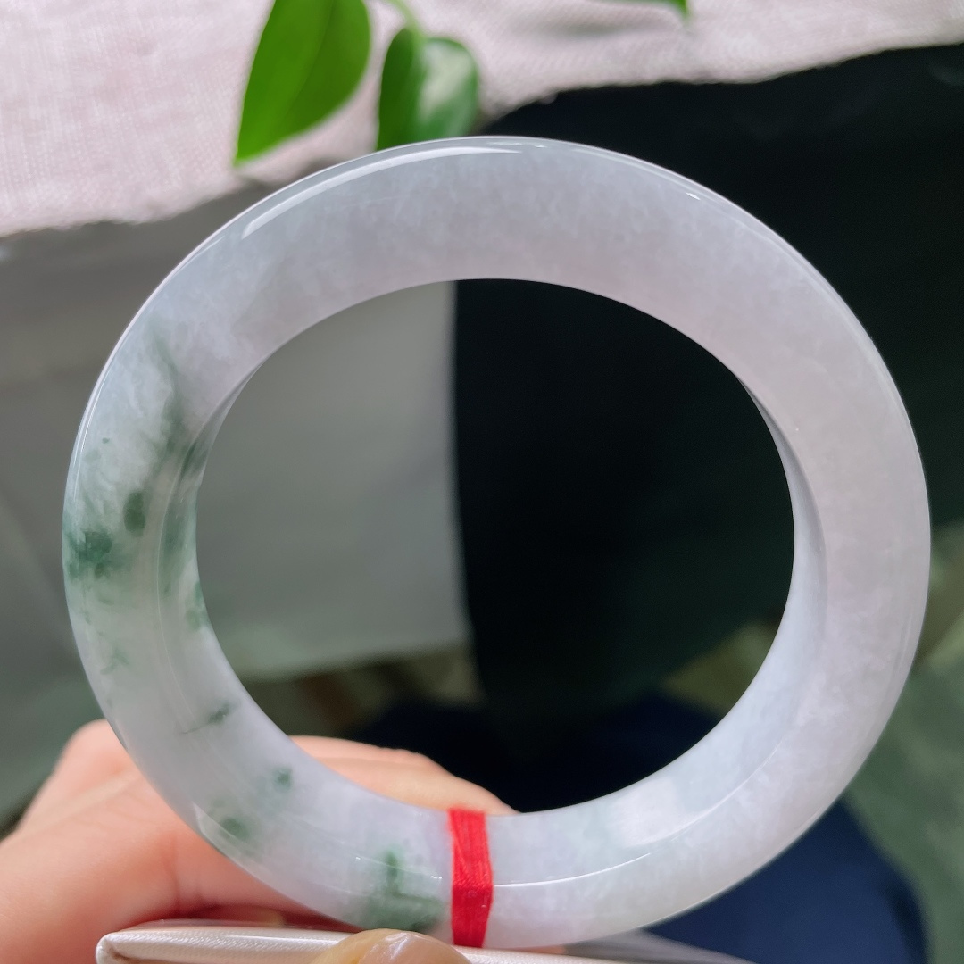 59/13.1/10.5，飘花正圈，一点皮纹，紫气浅浅萦绕镯间，泼墨般飘花灵动洒脱，种水干净，尽显玉石之美。ss59047a