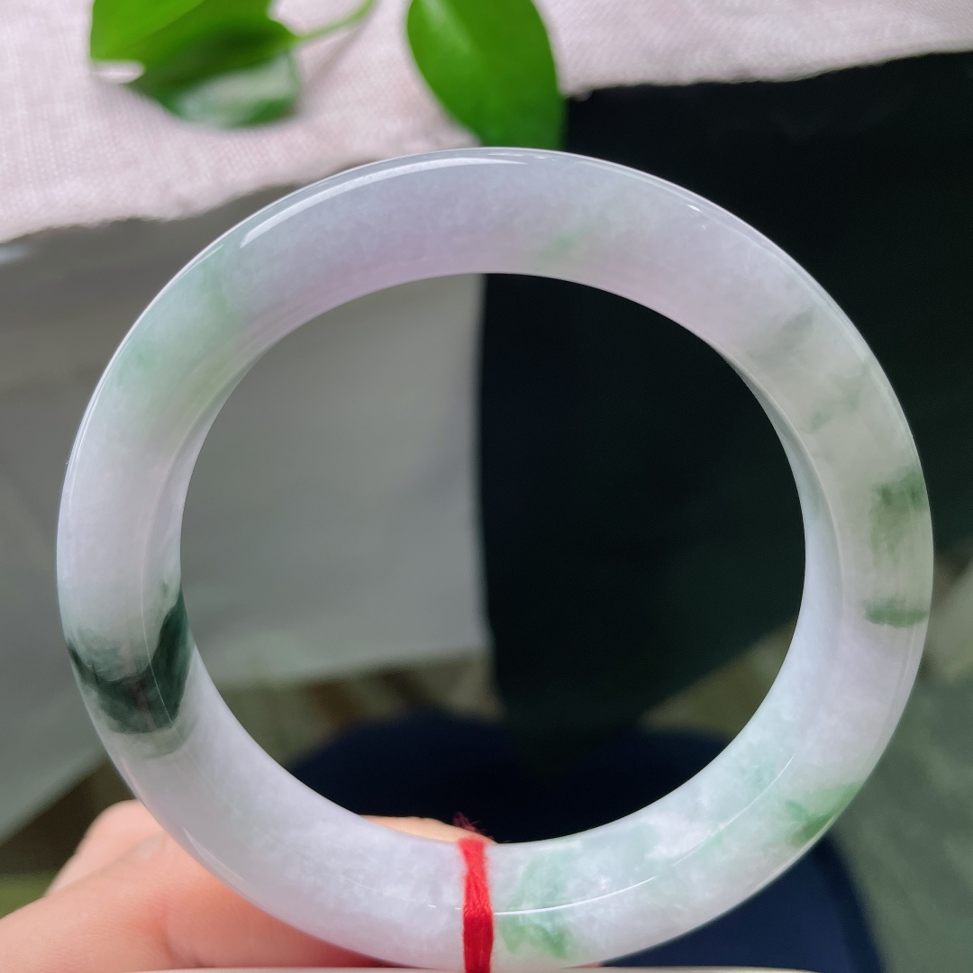60/12.4/9.3，飘花正圈，一点皮纹，浅紫如烟弥散玉身，片片飘花随性散开，莹润水光衬得人雅致脱俗。ss59024a