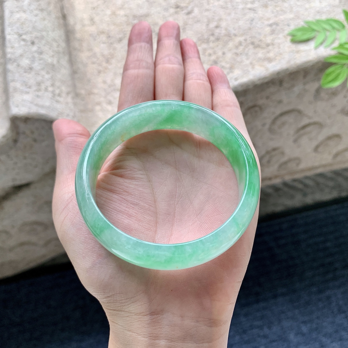 正圈57 58 圈口58.2/17/6.3 编码HJ090701 冰糯飘绿，宽版，水润，种老，细腻，打灯有棉线