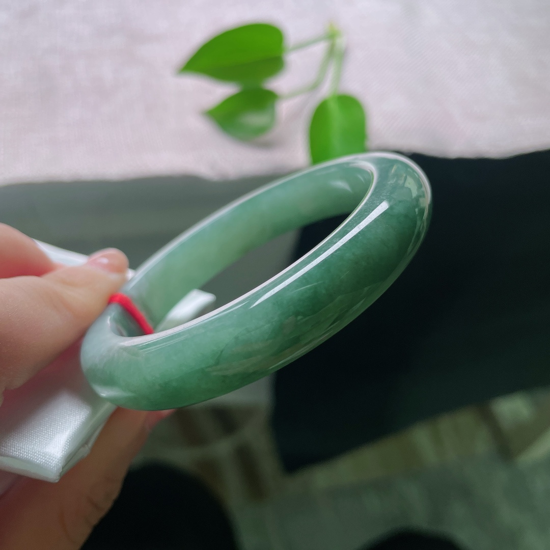 54.3/11.6/8.6，油青正圈，无裂，如深山静水凝于玉间，绿调深沉雅致，自带复古低调的韵味。ss59014a