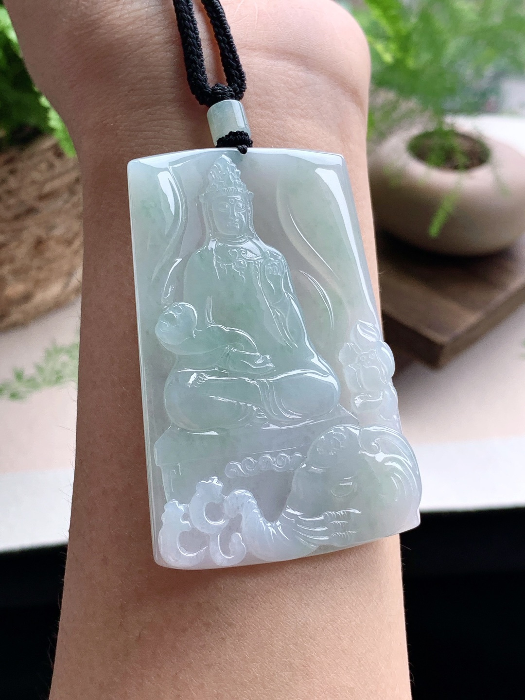 【裸石】️冰种飘花普贤观音牌吊坠 【说明】缅甸 性比高 厚装 【尺寸】66.4-44.2-6 【重量】44.7克