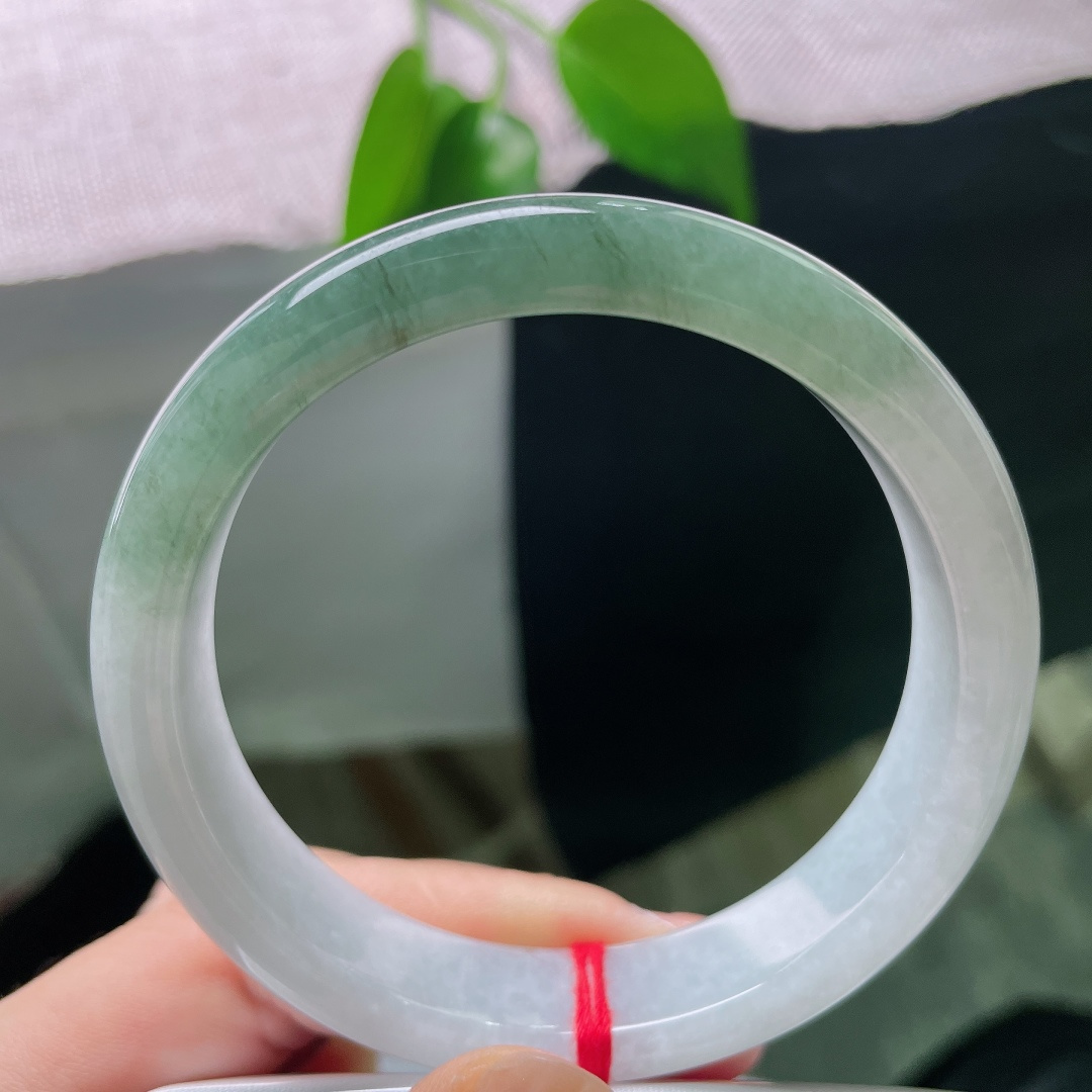 57.8/12.7/8，油青正圈，皮纹，白底与绿韵自然相融，如远山含碧水，一镯藏尽山水诗意。ss59