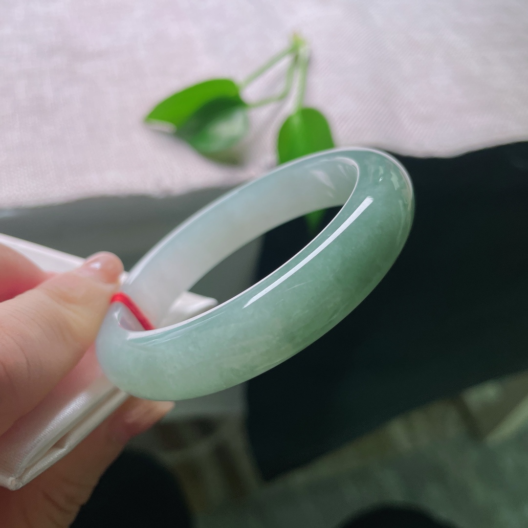 53.4/12.4/8.2，油青正圈，一点皮纹，半山半水平安镯，玉质细腻温润，由浅至深自然过渡，层次雅致。ss58819a