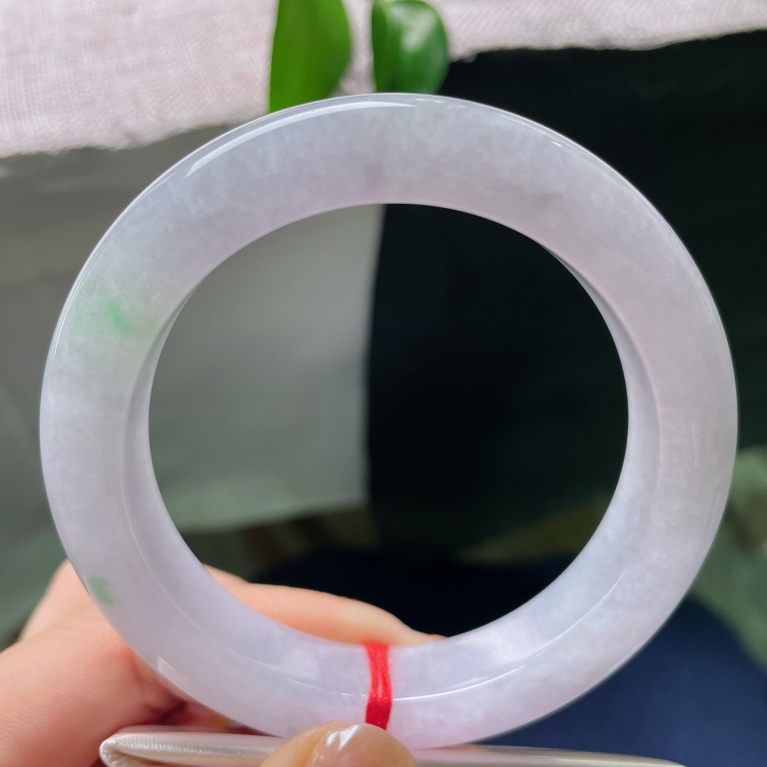 59/13/10.5，春彩正圈，一点皮纹，玉质细腻胶感十足，白底衬俏绿，像春风携翠落于素玉之上。ss59037a