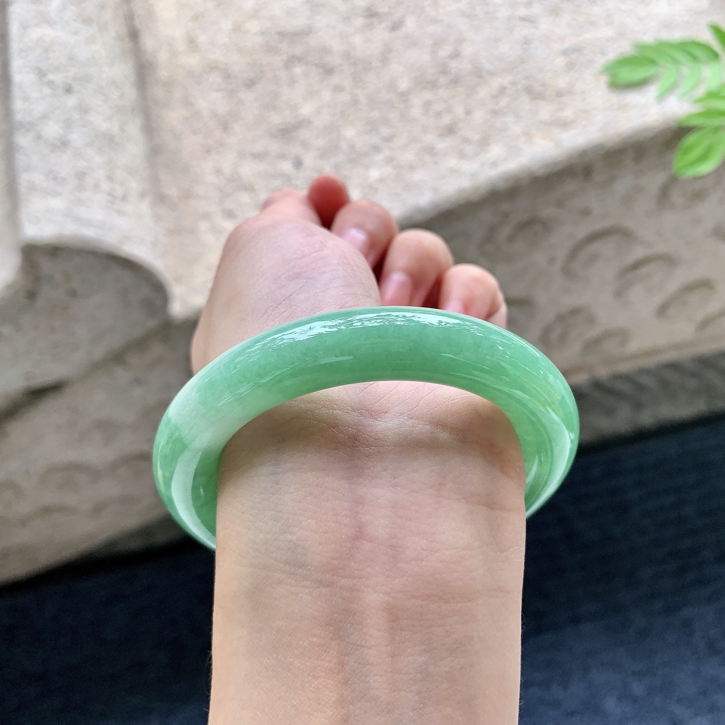 圆条52 53 圈口53.4/11.1/11.1 编码HJ090703 阳绿，水润，种老，细腻，打灯有棉线