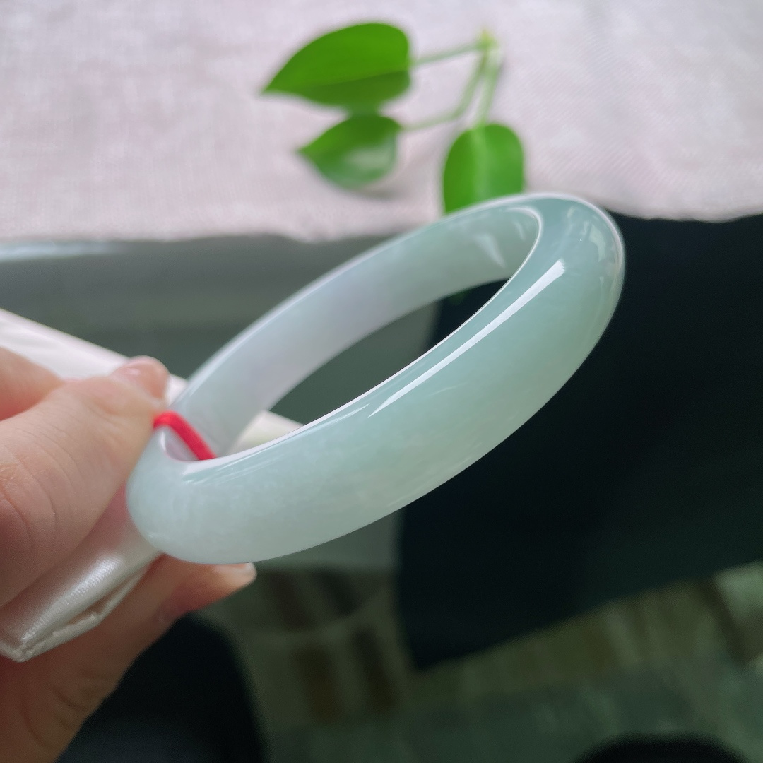 58/12.2/9.0，蓝底正圈，无裂，冰晴平安镯，玉质细腻油润，晴水底色清浅通透，流淌温润水光。ss58995a