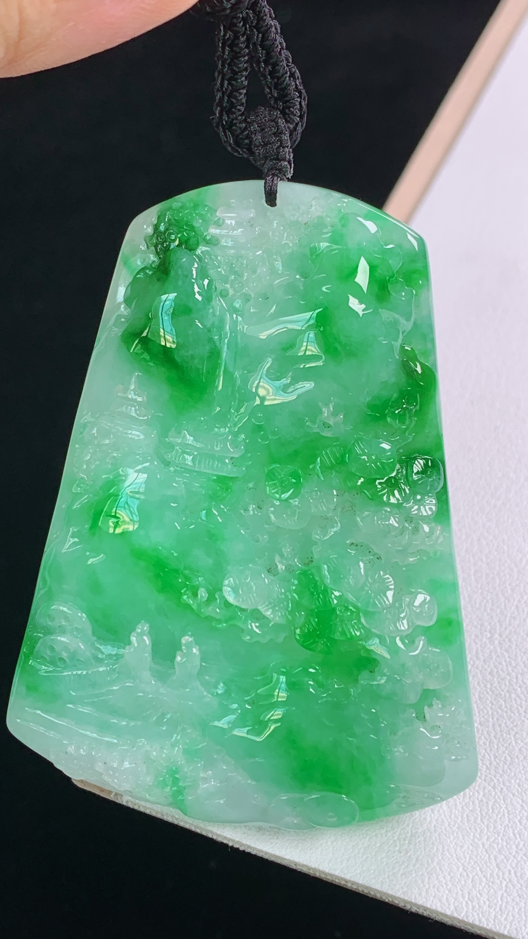 冰飘绿山水牌 翠色艳丽，底子细腻，无裂，尺寸:63.1-47.5-8.8mm 11