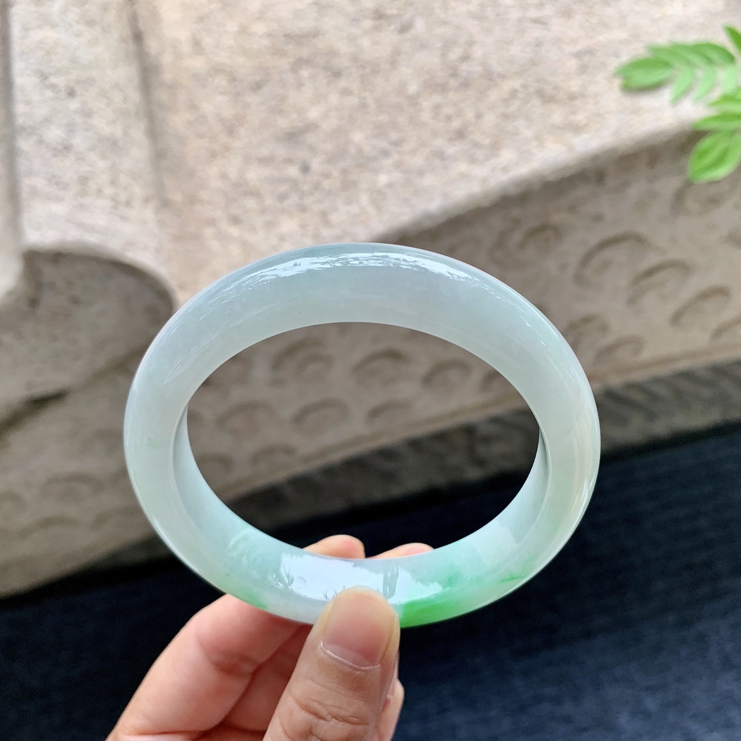 正圈58 59 圈口59.8/12.5/9 编码T1090710 细糯飘绿，水润，种老，细腻，打灯有棉线