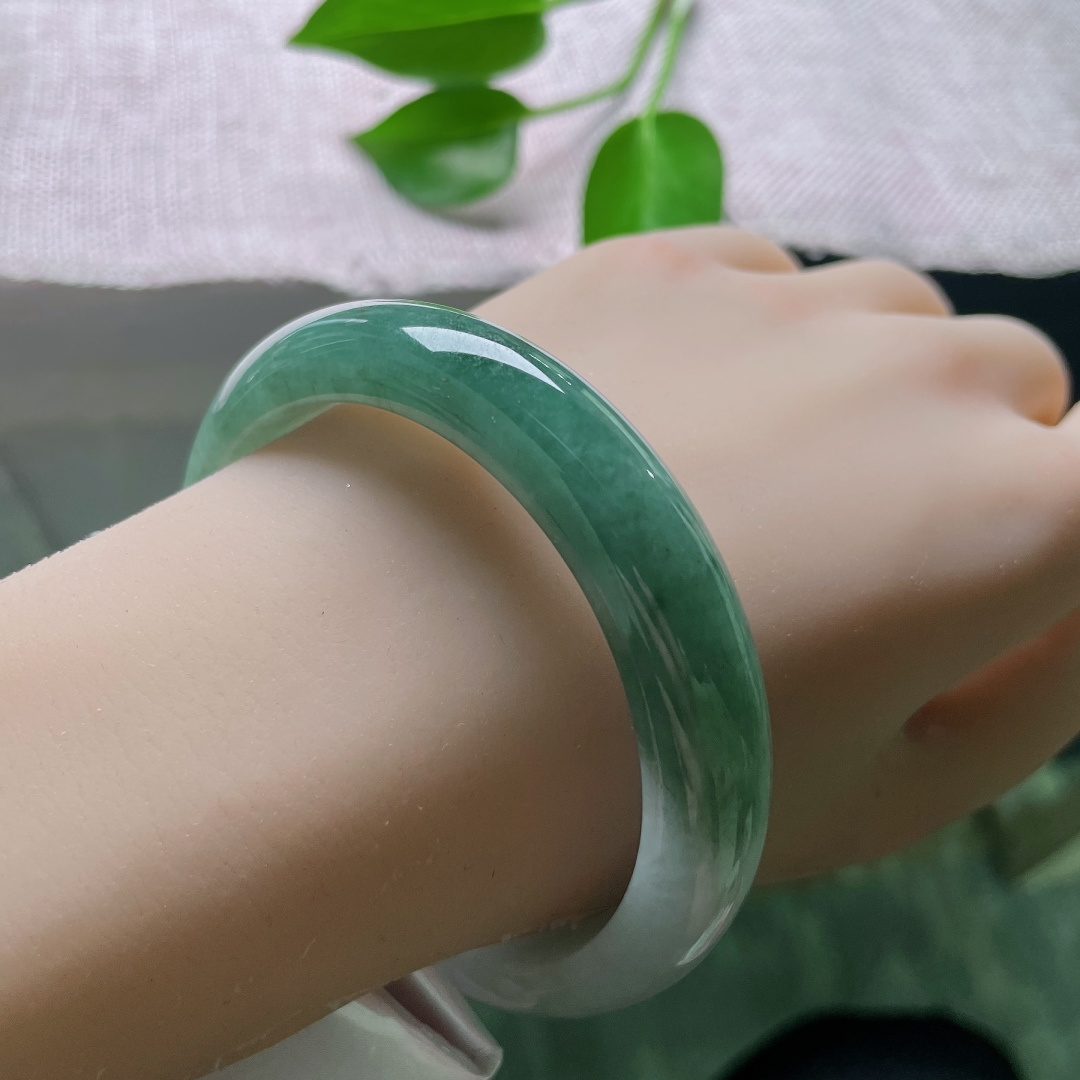 58.6/12.6/8.6，油青正圈，皮纹，种水清润透亮，自带柔和胶感，经典正圈镯型，上手端庄雅致。ss59007a