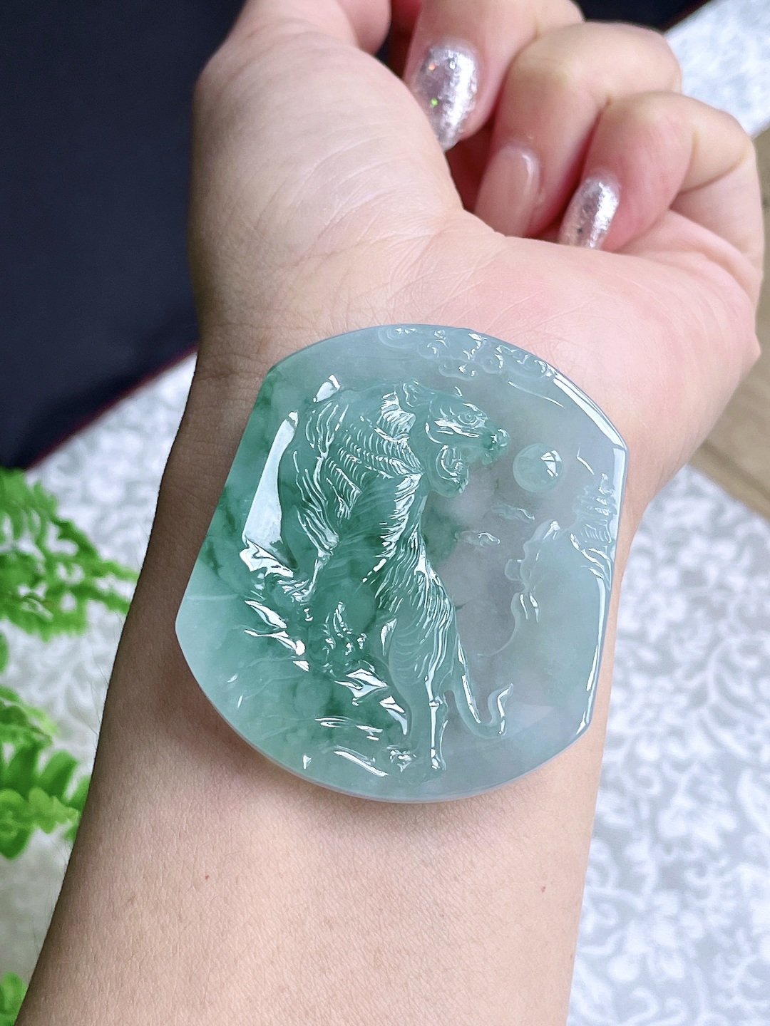 【裸石】冰糯种飘花生肖虎上山虎牌吊坠 【说明】缅甸 无裂 性比高 一刀切 【尺寸】54.6-46.